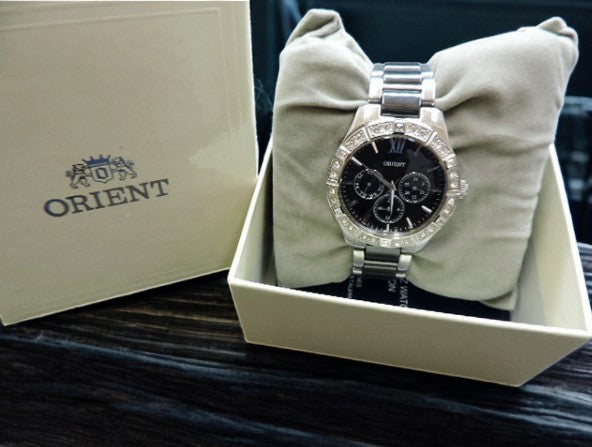 Orient Quartz Crystal Black Dial Unisex Watch Elegância e Versatilidade