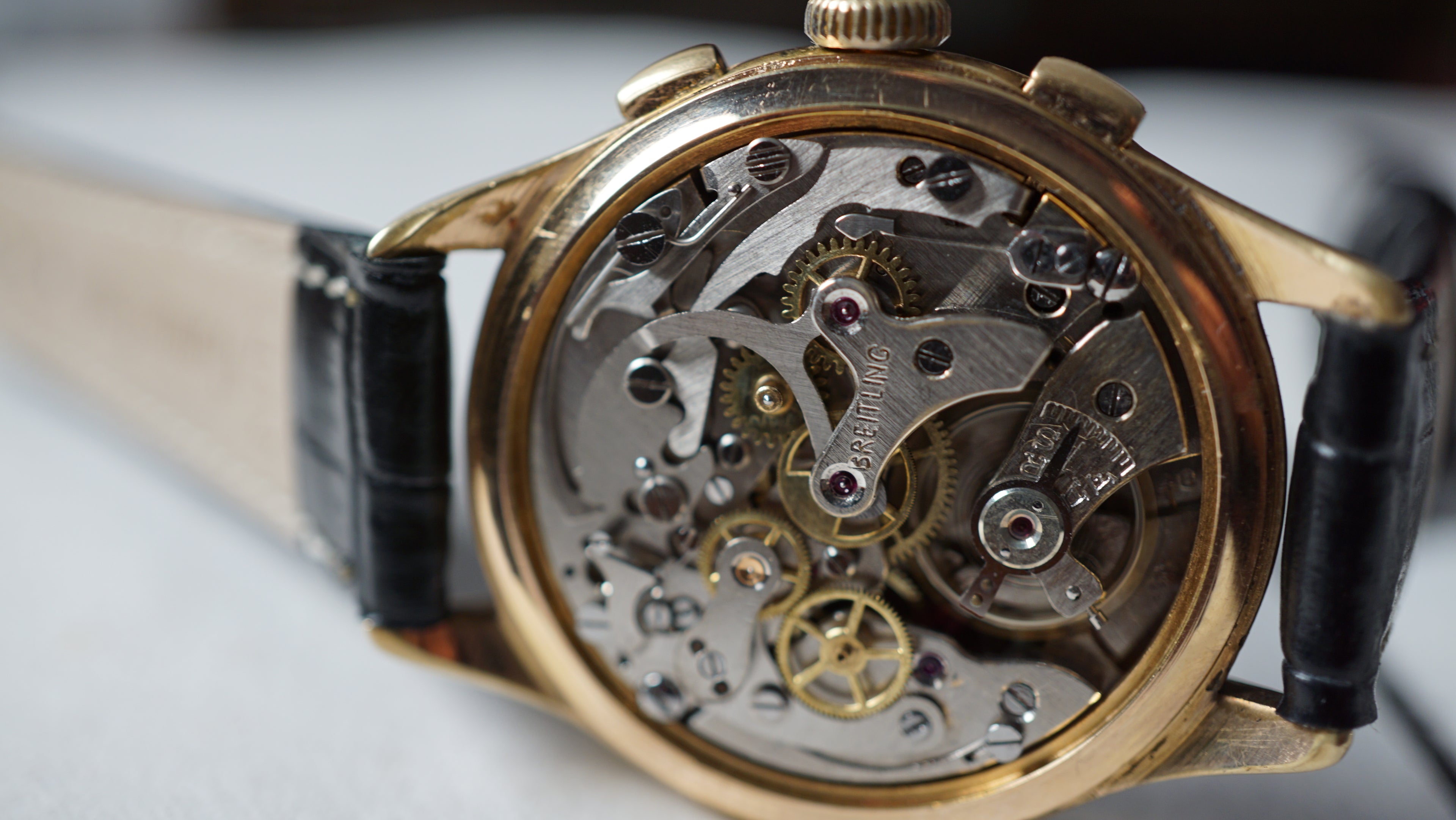 Breitling Snow Ghost – Aviation Heritage with Timeless Elegance