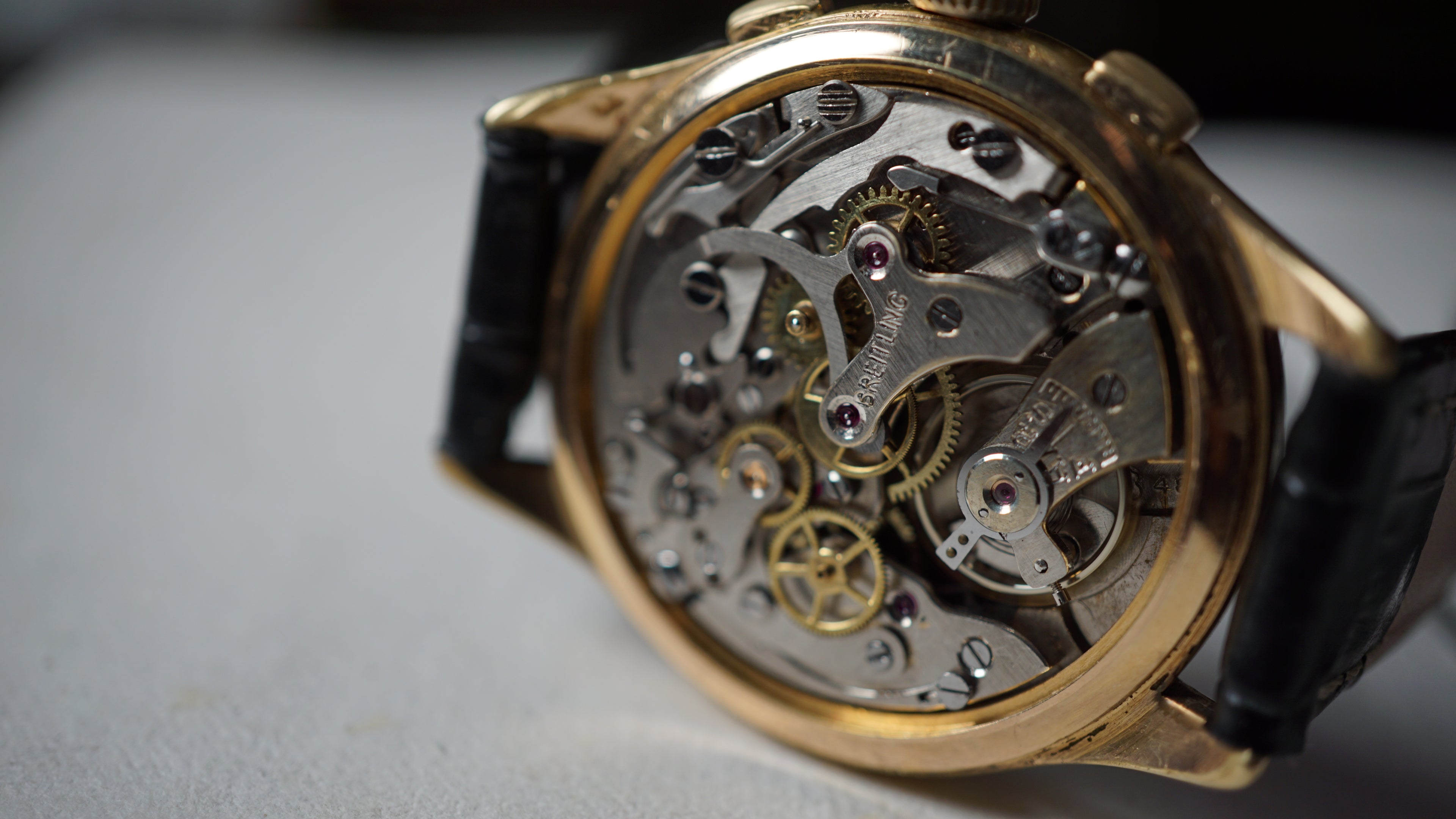 Breitling Snow Ghost – Aviation Heritage with Timeless Elegance