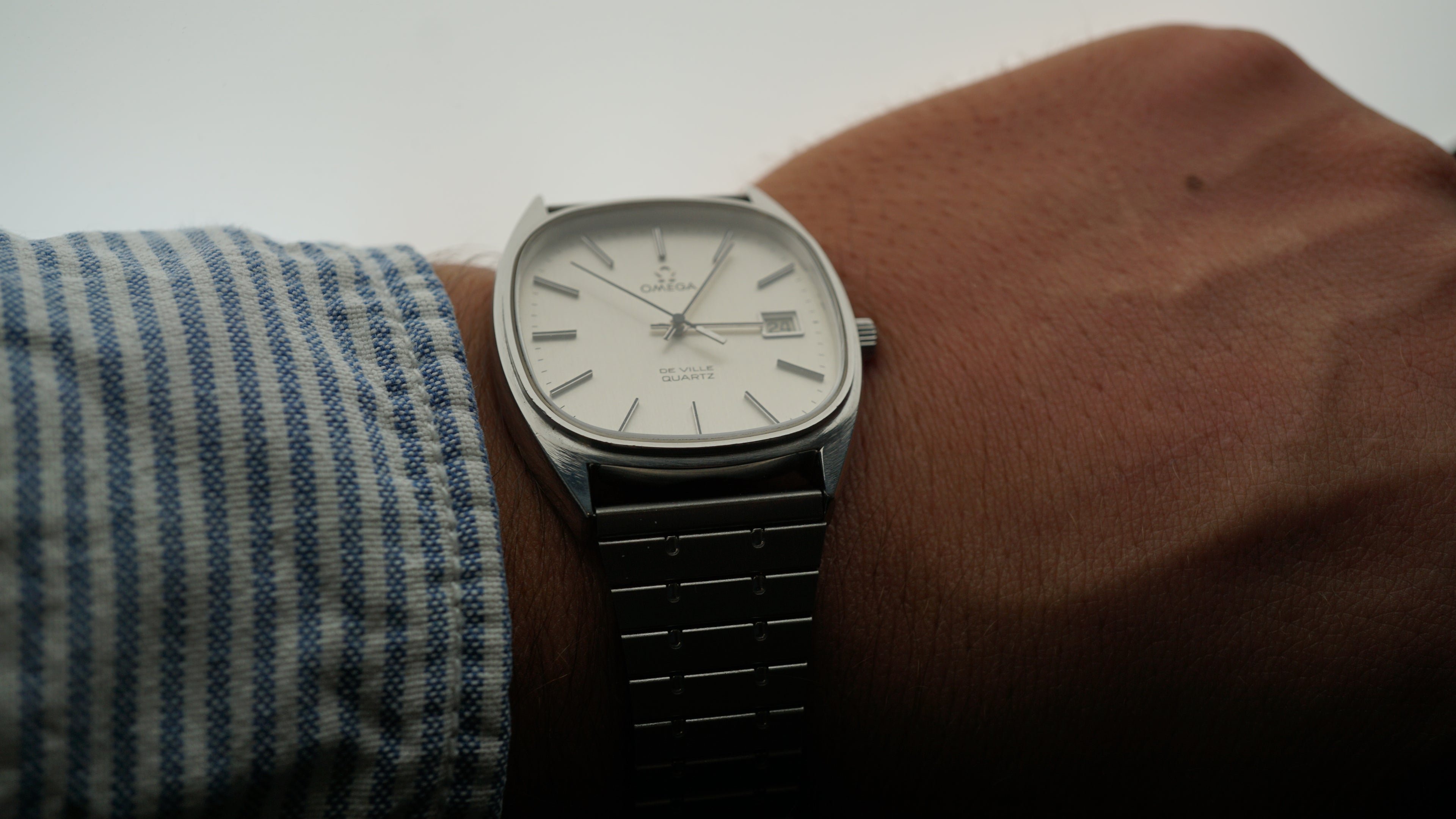 Omega De Ville Quartz Square – Classic Gentleman Timepiece