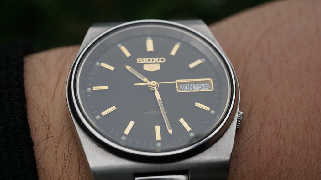 Seiko 5 Automatic black phantom  – Rare Textured Dial – 1980s Vintage Classic Fama Elegance