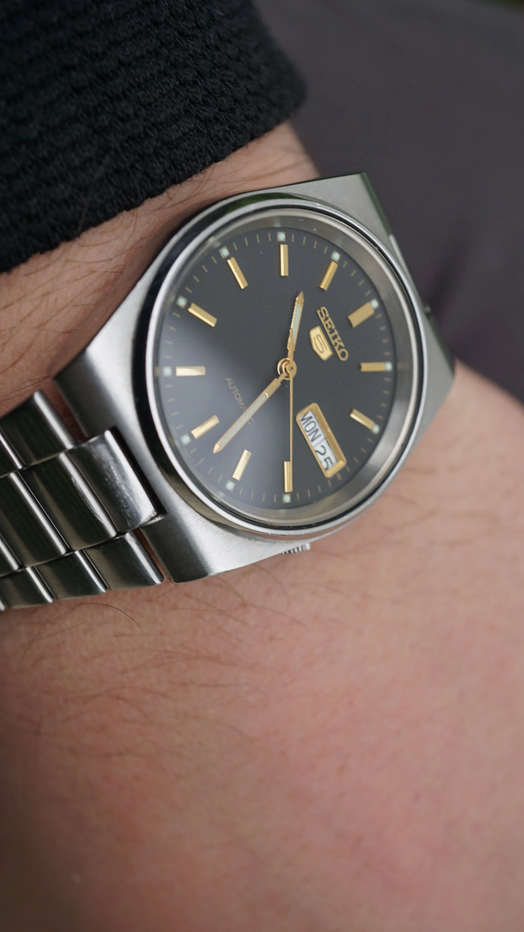 Seiko 5 Automatic black phantom  – Rare Textured Dial – 1980s Vintage Classic Fama Elegance
