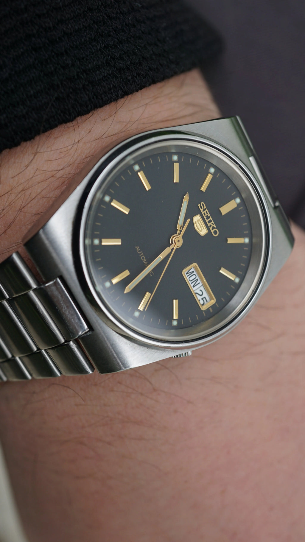 Seiko 5 Automatic black phantom  – Rare Textured Dial – 1980s Vintage Classic Fama Elegance