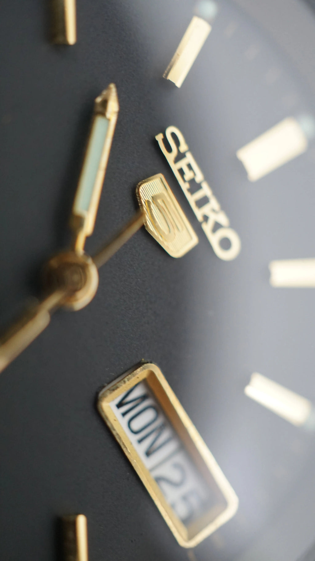 Seiko 5 Automatic black phantom  – Rare Textured Dial – 1980s Vintage Classic Fama Elegance