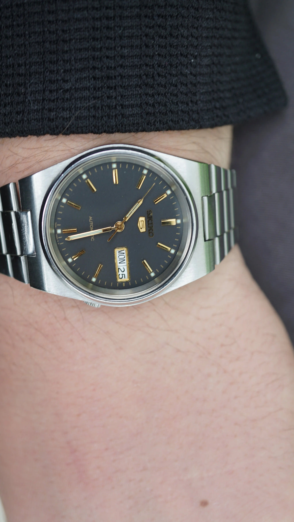 Seiko 5 Automatic black phantom  – Rare Textured Dial – 1980s Vintage Classic Fama Elegance