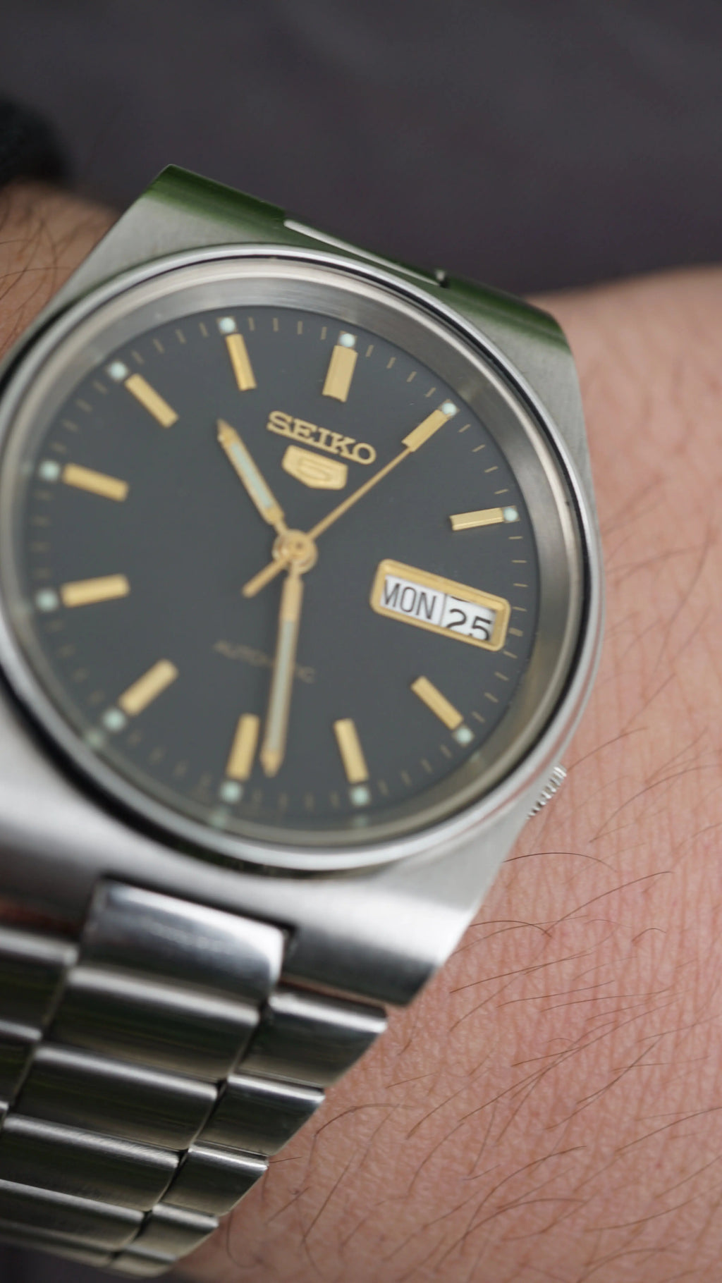 Seiko 5 Automatic black phantom  – Rare Textured Dial – 1980s Vintage Classic Fama Elegance