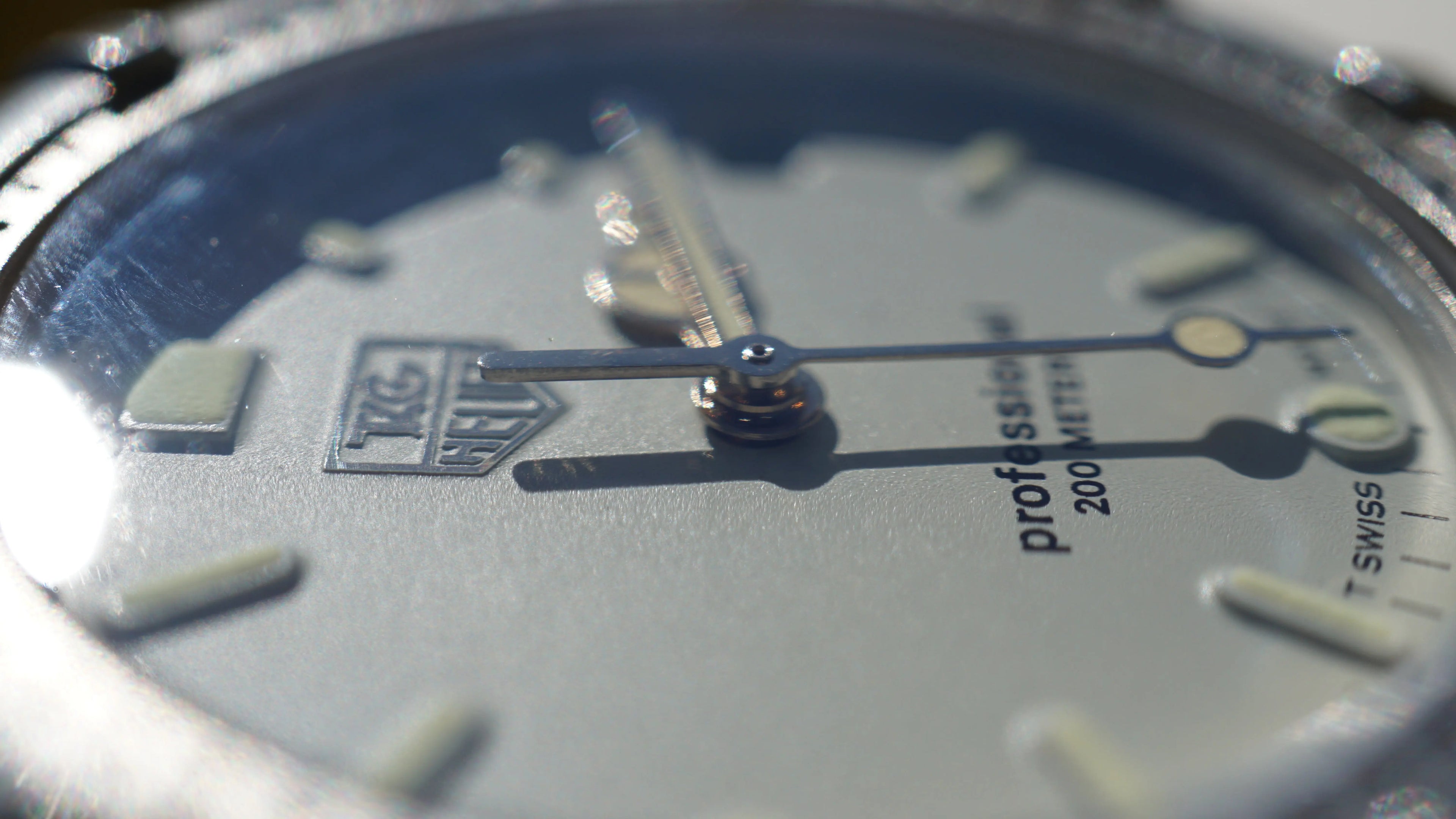 TAG Heuer Professional 4000 Series – White Dial – 41 mm – Fama Elegance