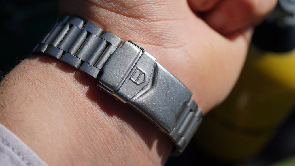 TAG Heuer Professional 4000 Series – White Dial – 37 mm Fama Elegance