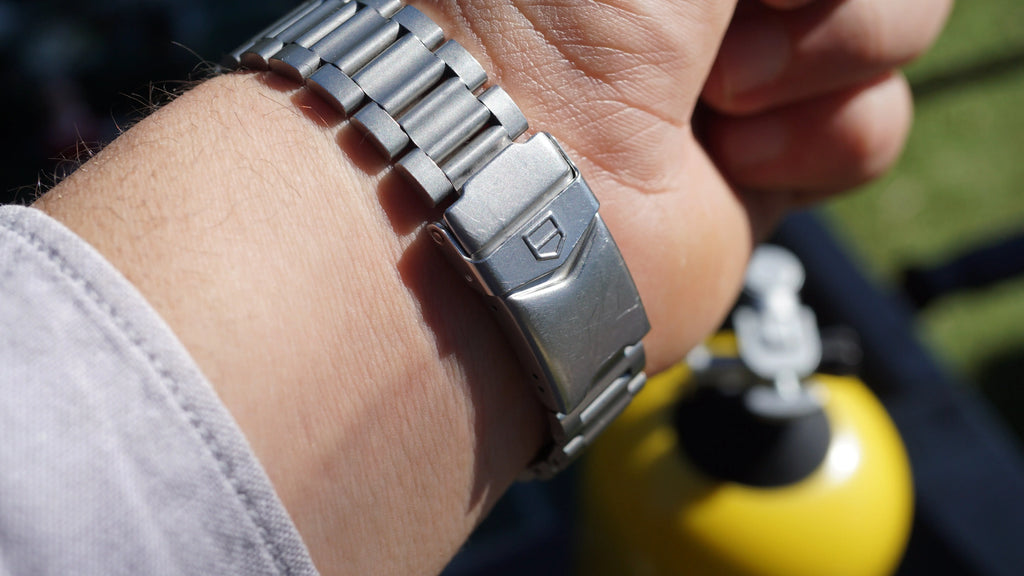 TAG Heuer Professional 4000 Series – White Dial – 37 mm Fama Elegance