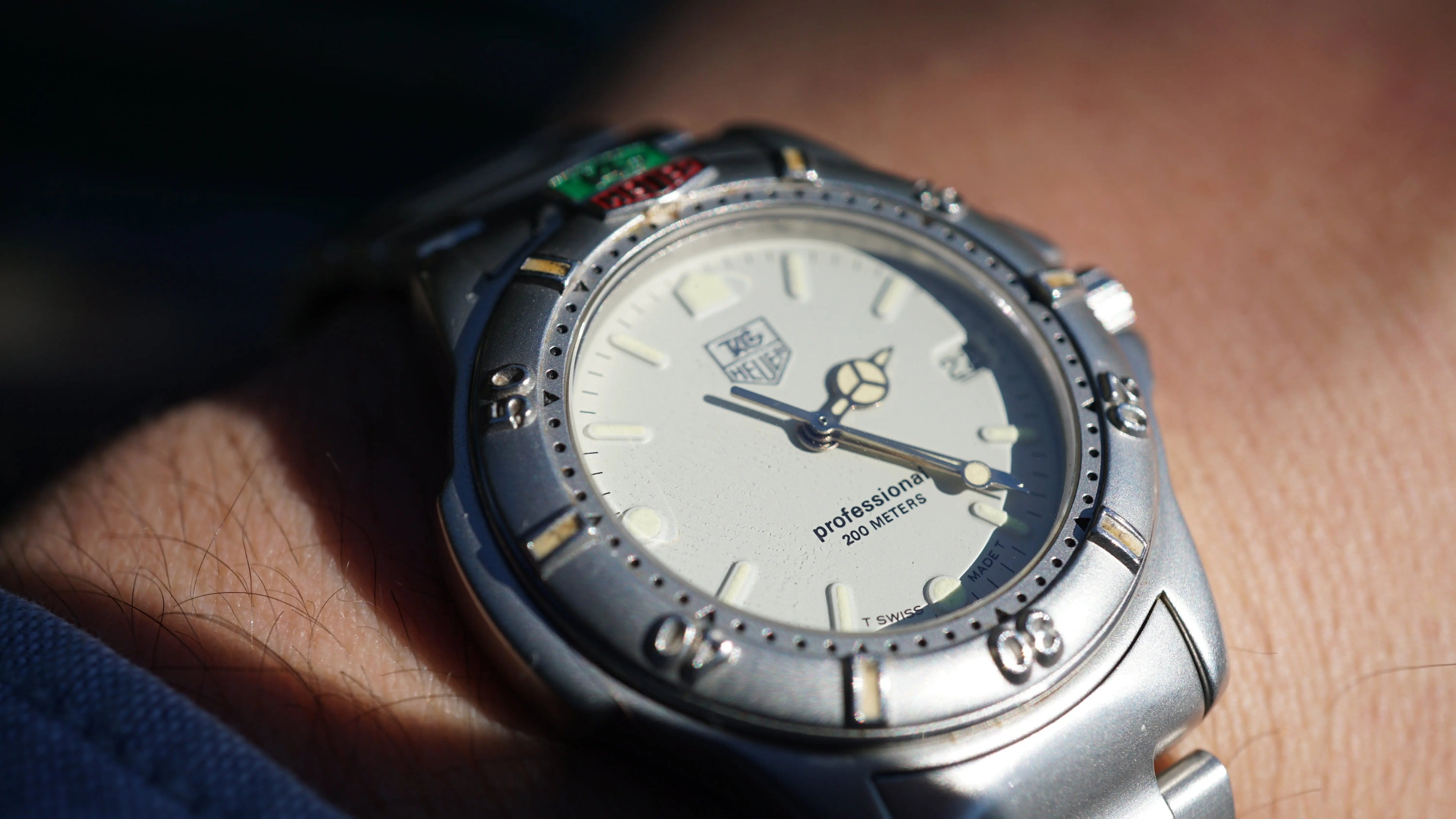 TAG Heuer Professional 4000 Series – White Dial – 41 mm – Fama Elegance