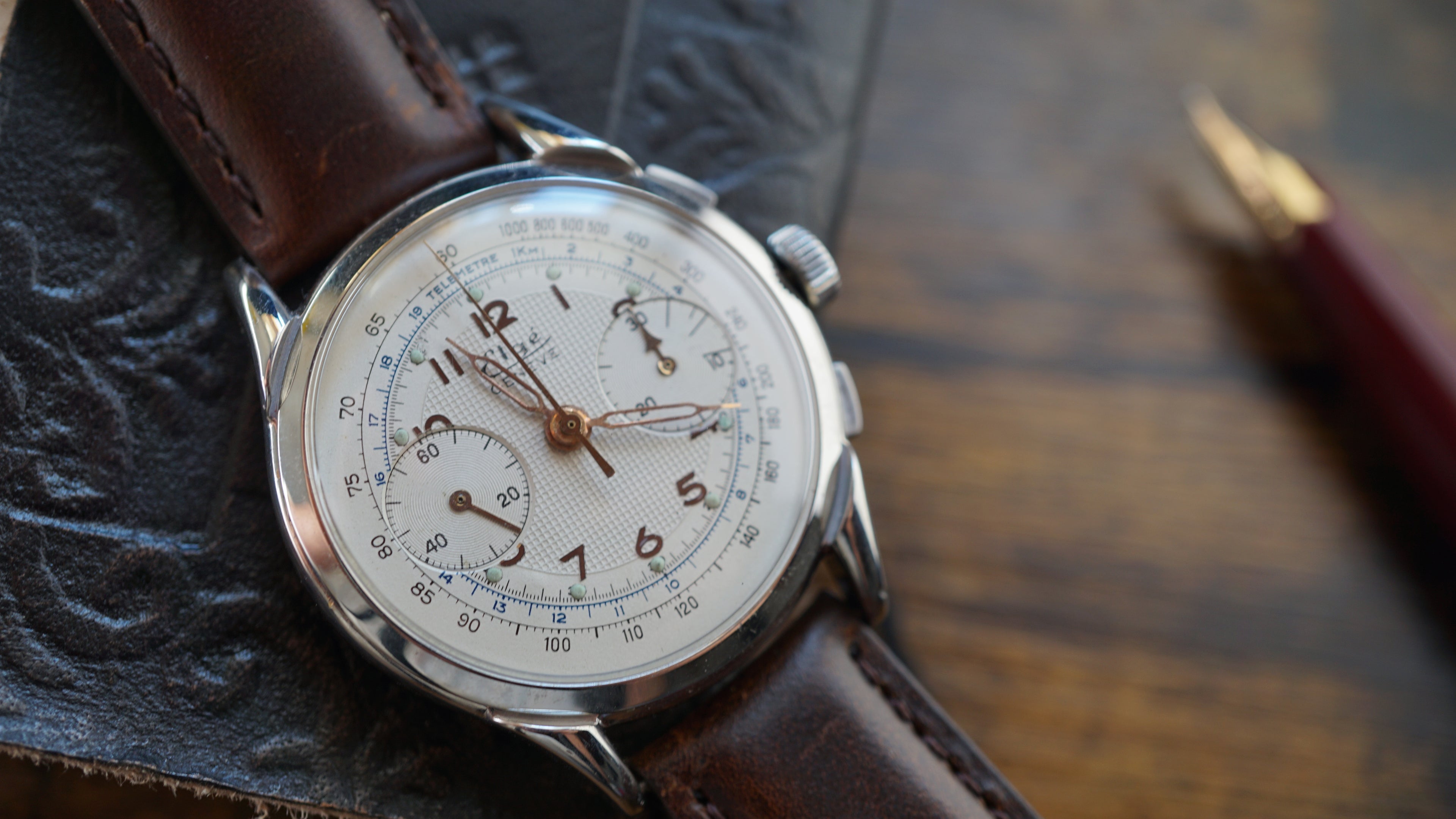 Monsegur Chronograph gent's 1960s – Rare White Waffle Dial – Swiss Vintage Fama Elegance