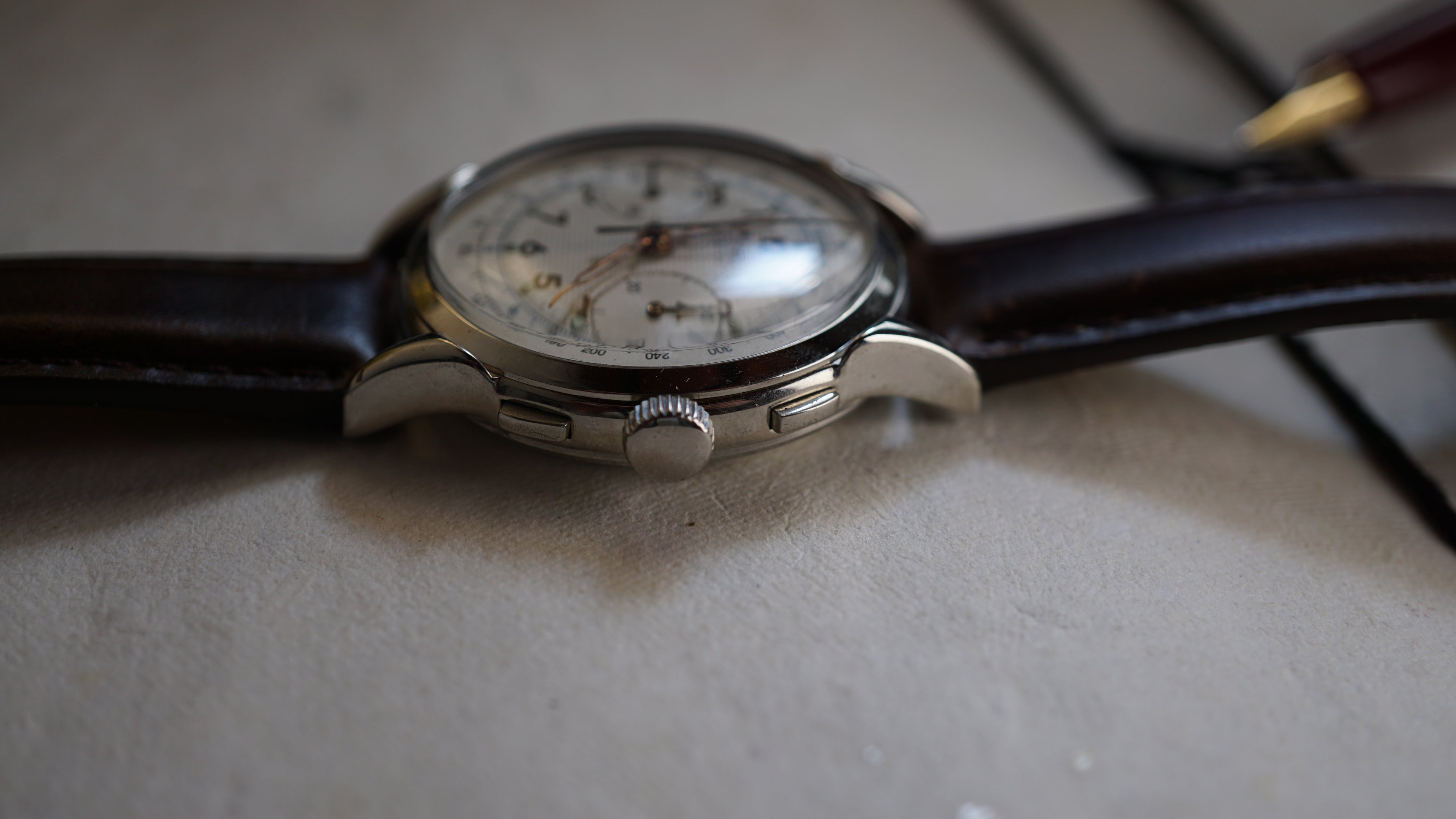 Monsegur Chronograph gent's 1960s – Rare White Waffle Dial – Swiss Vintage Fama Elegance