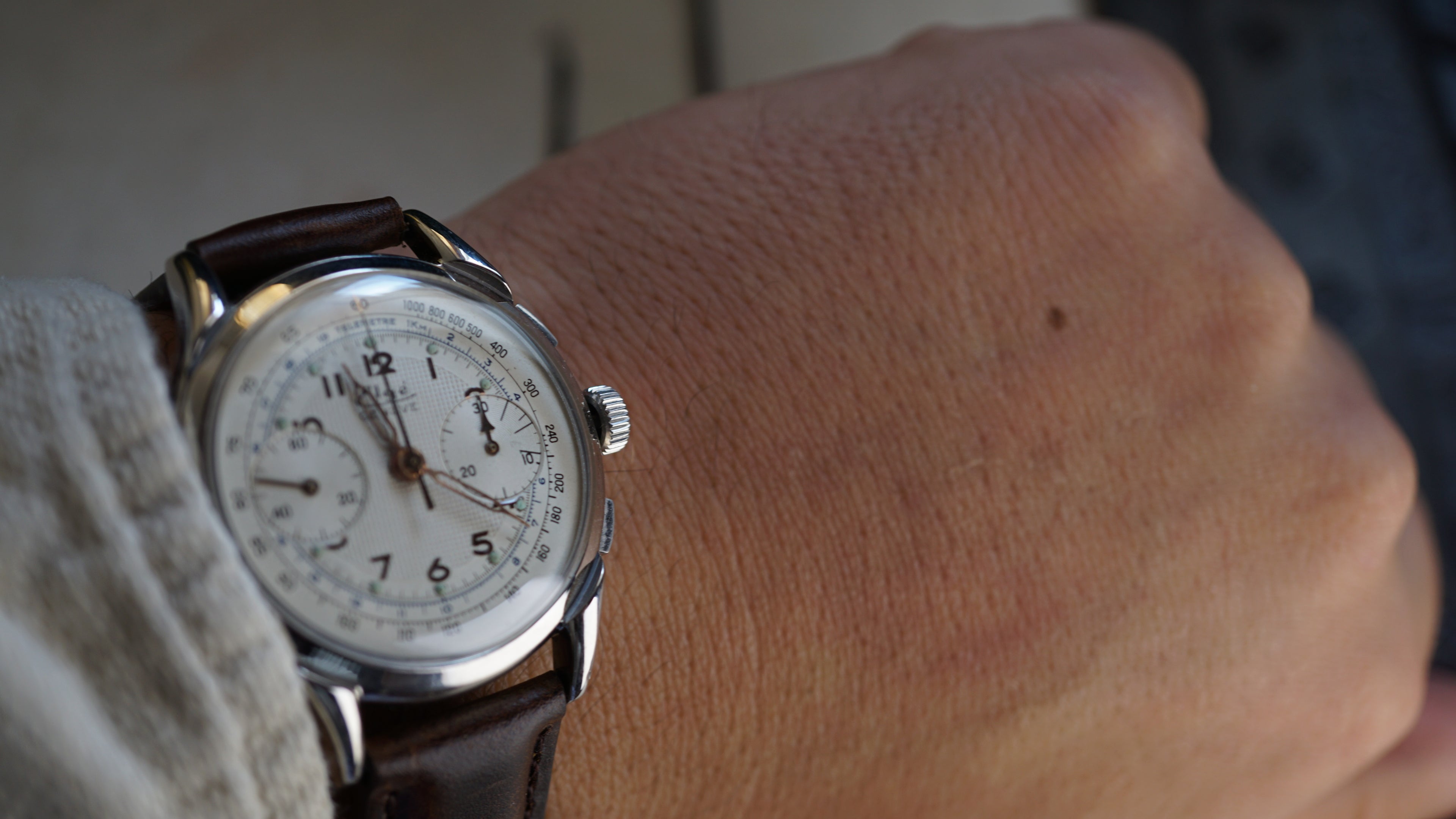 Monsegur Chronograph gent's 1960s – Rare White Waffle Dial – Swiss Vintage Fama Elegance