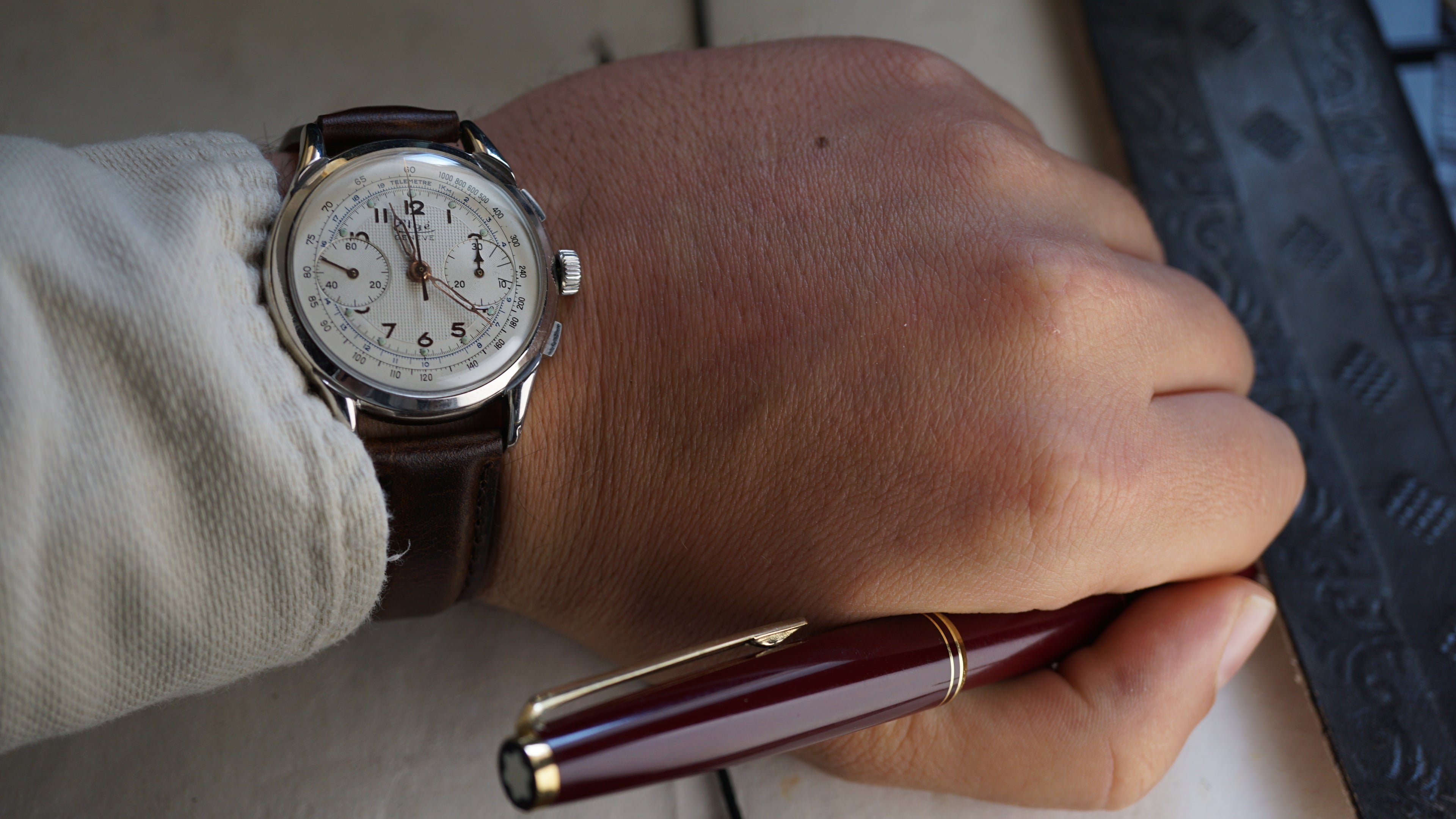 Monsegur Chronograph gent's 1960s – Rare White Waffle Dial – Swiss Vintage Fama Elegance