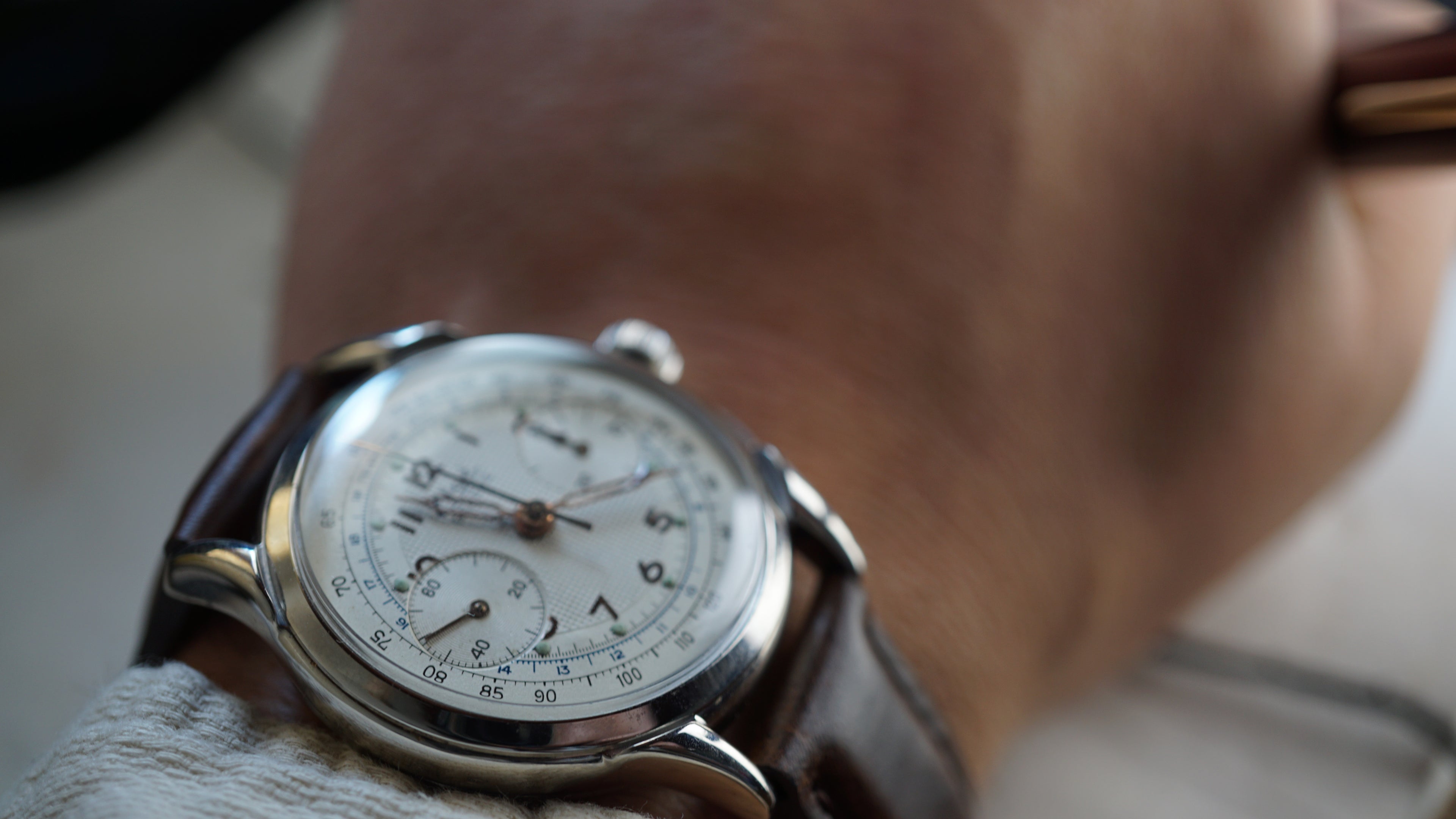 Monsegur Chronograph gent's 1960s – Rare White Waffle Dial – Swiss Vintage Fama Elegance