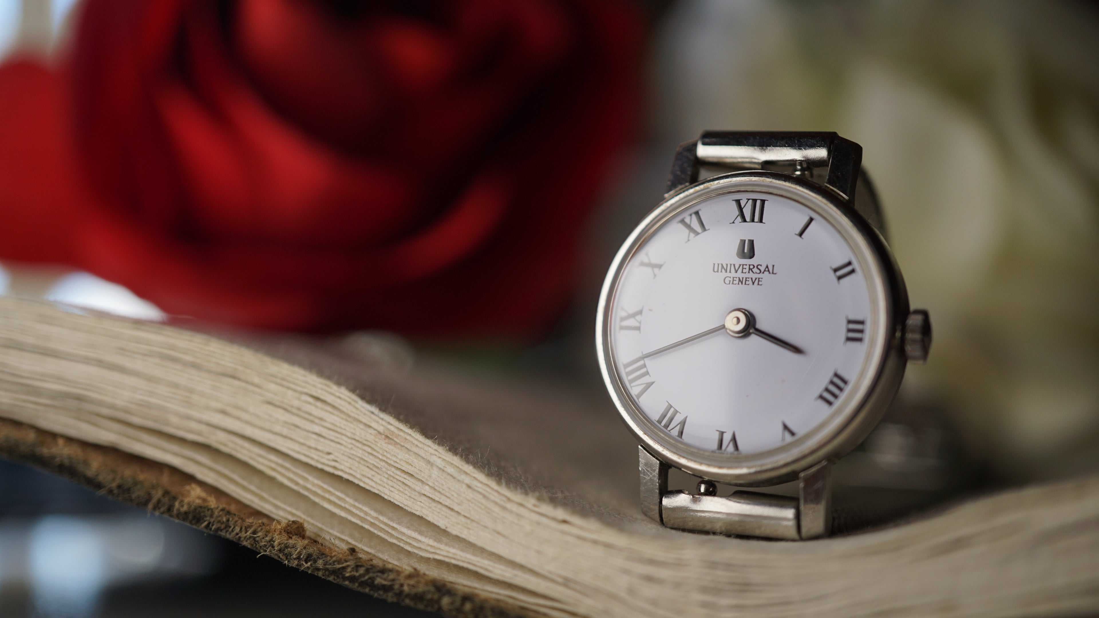 Universal Genève Ladies Vintage Watch 1960s Swiss Fama Elegance