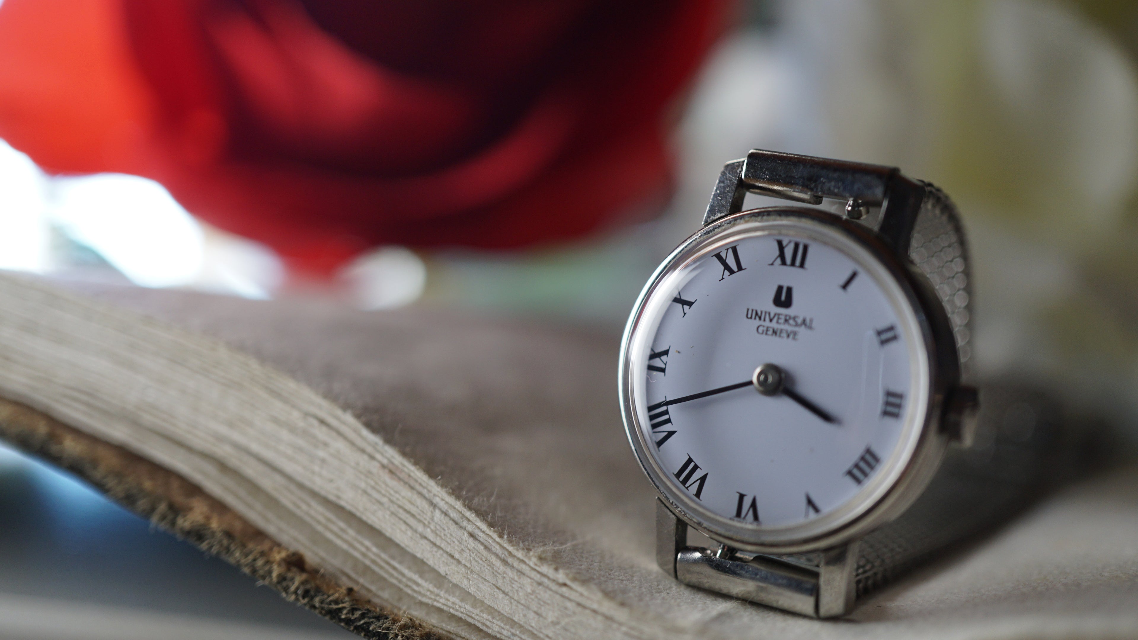 Universal Genève Ladies Vintage Watch 1960s Swiss Fama Elegance
