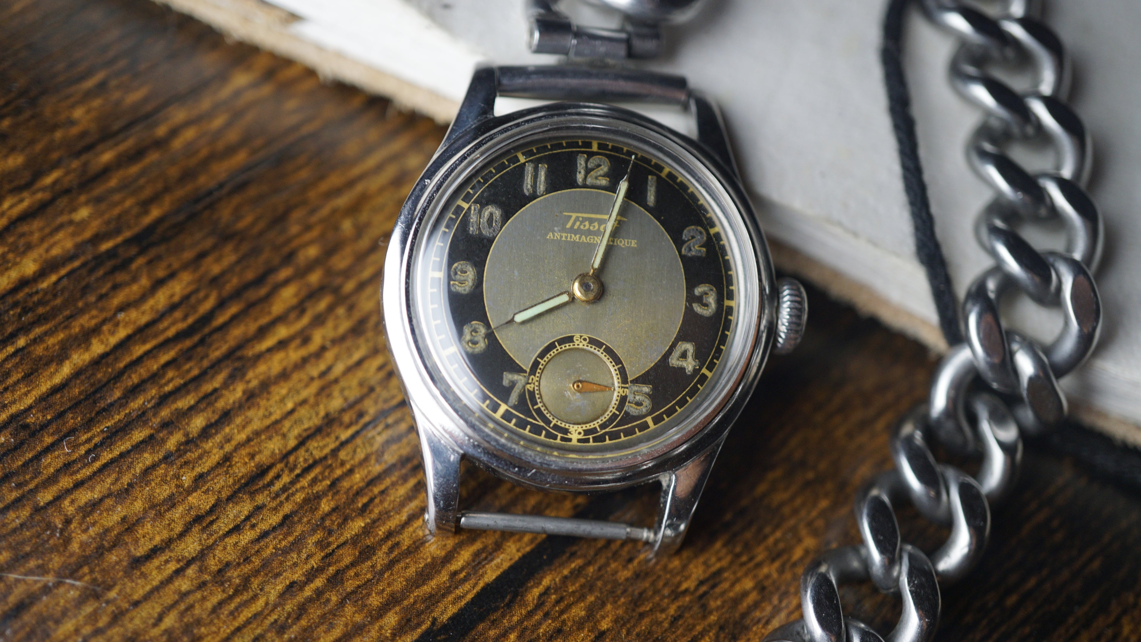 issot Antimagnetique "Bullseye" – Ref. 242 – Calibre 205 – Circa 1940s Fama Elegance