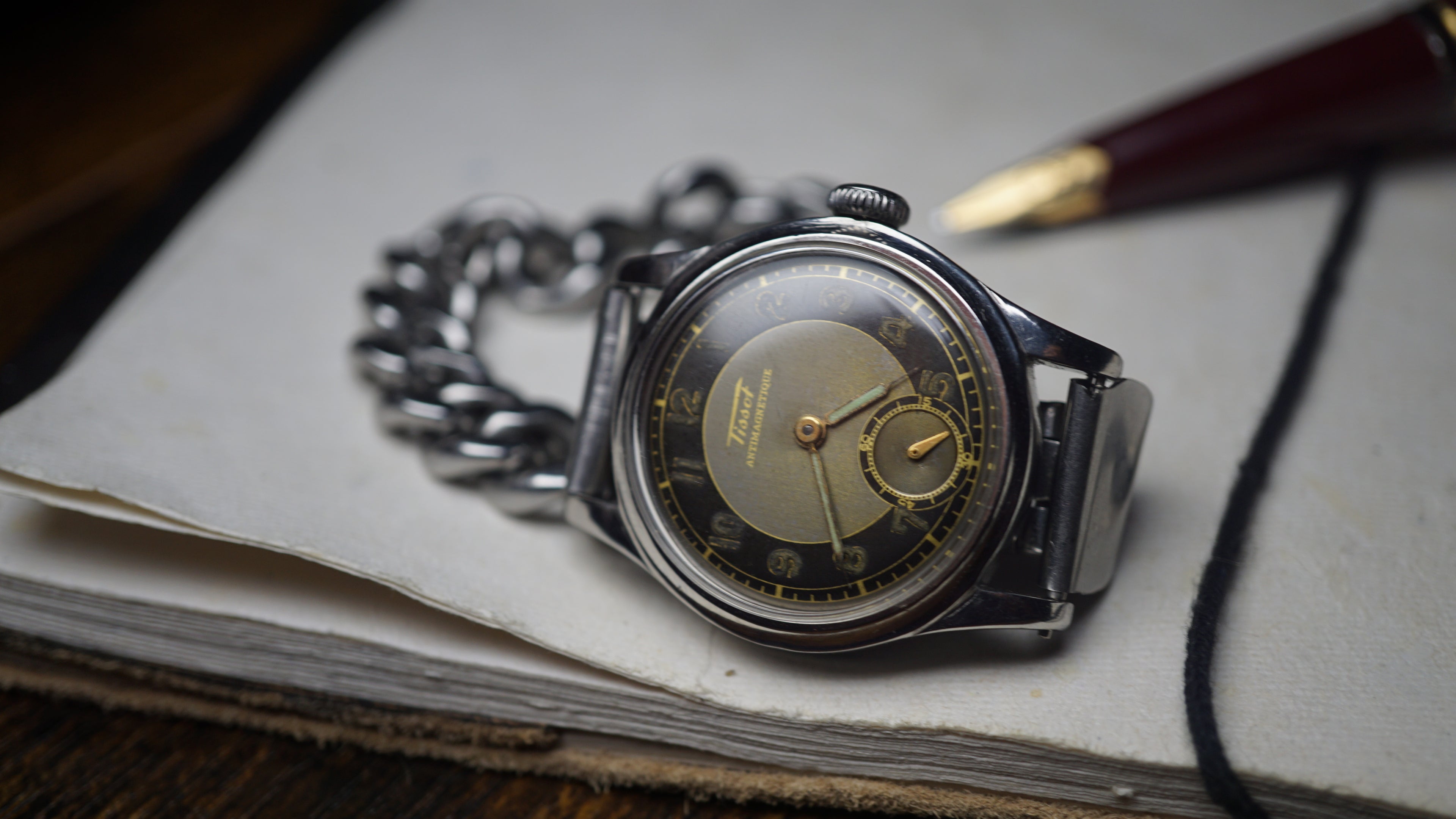 issot Antimagnetique "Bullseye" – Ref. 242 – Calibre 205 – Circa 1940s Fama Elegance