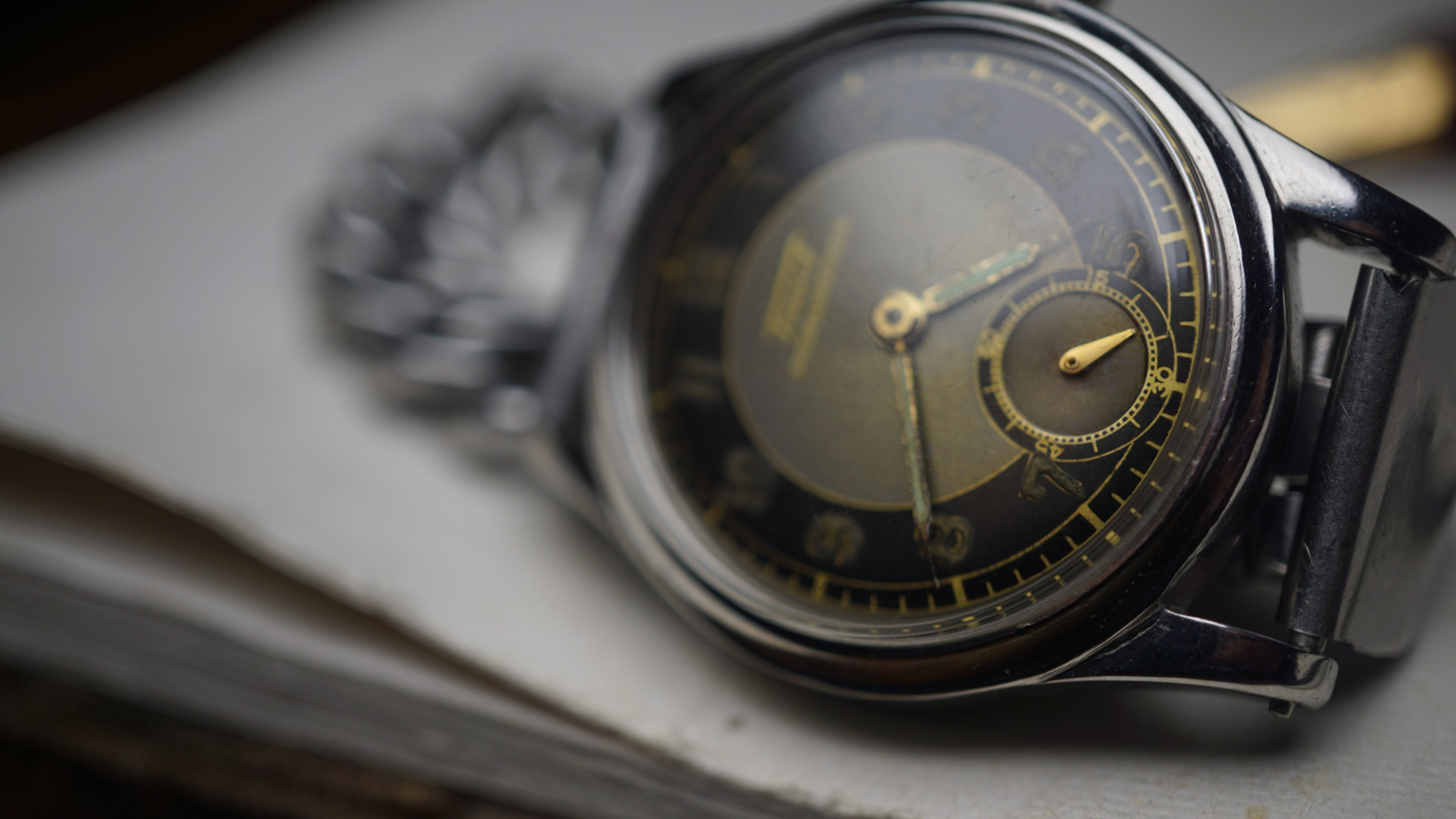 issot Antimagnetique "Bullseye" – Ref. 242 – Calibre 205 – Circa 1940s Fama Elegance