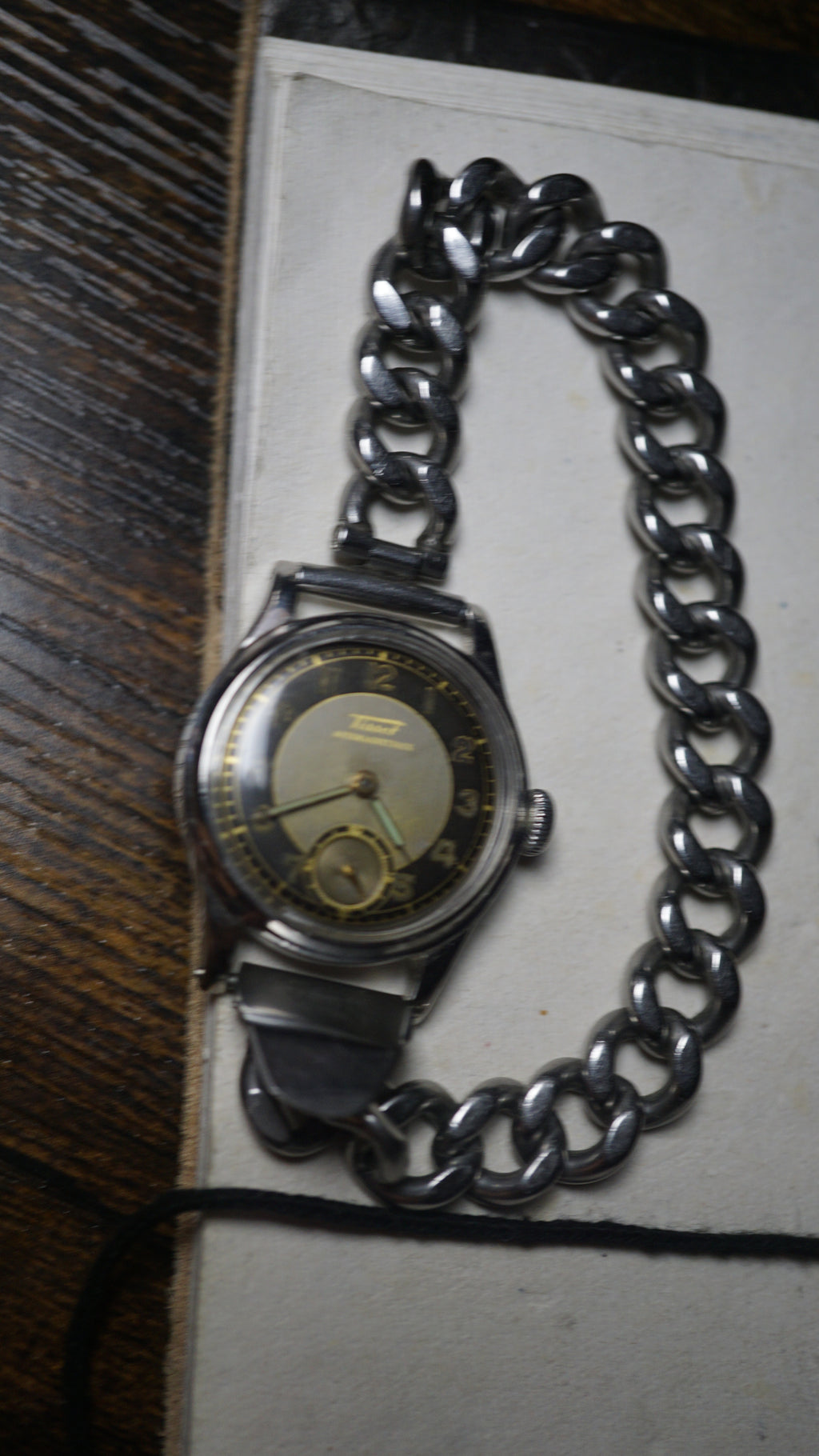 issot Antimagnetique "Bullseye" – Ref. 242 – Calibre 205 – Circa 1940s Fama Elegance