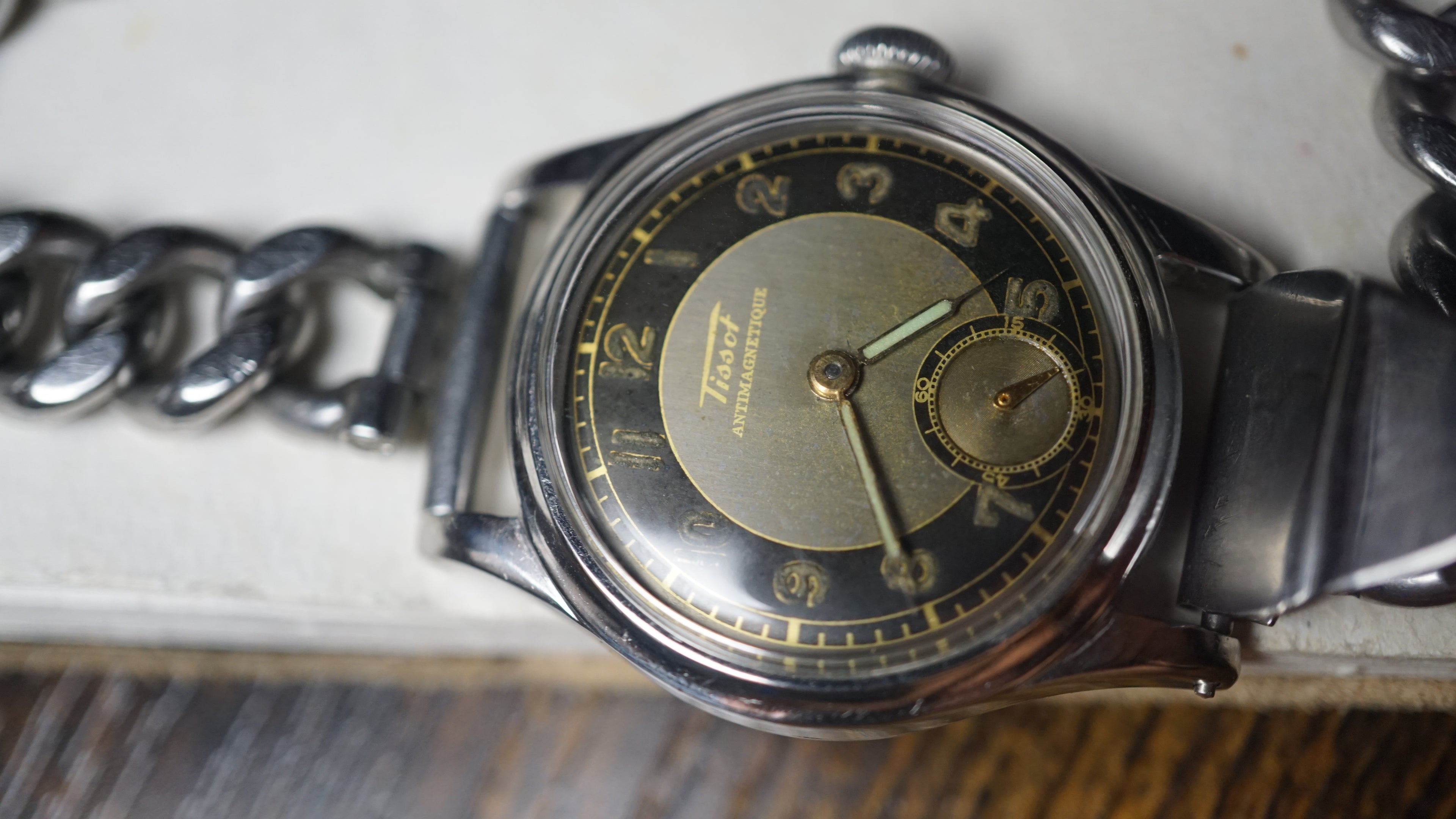 issot Antimagnetique "Bullseye" – Ref. 242 – Calibre 205 – Circa 1940s Fama Elegance