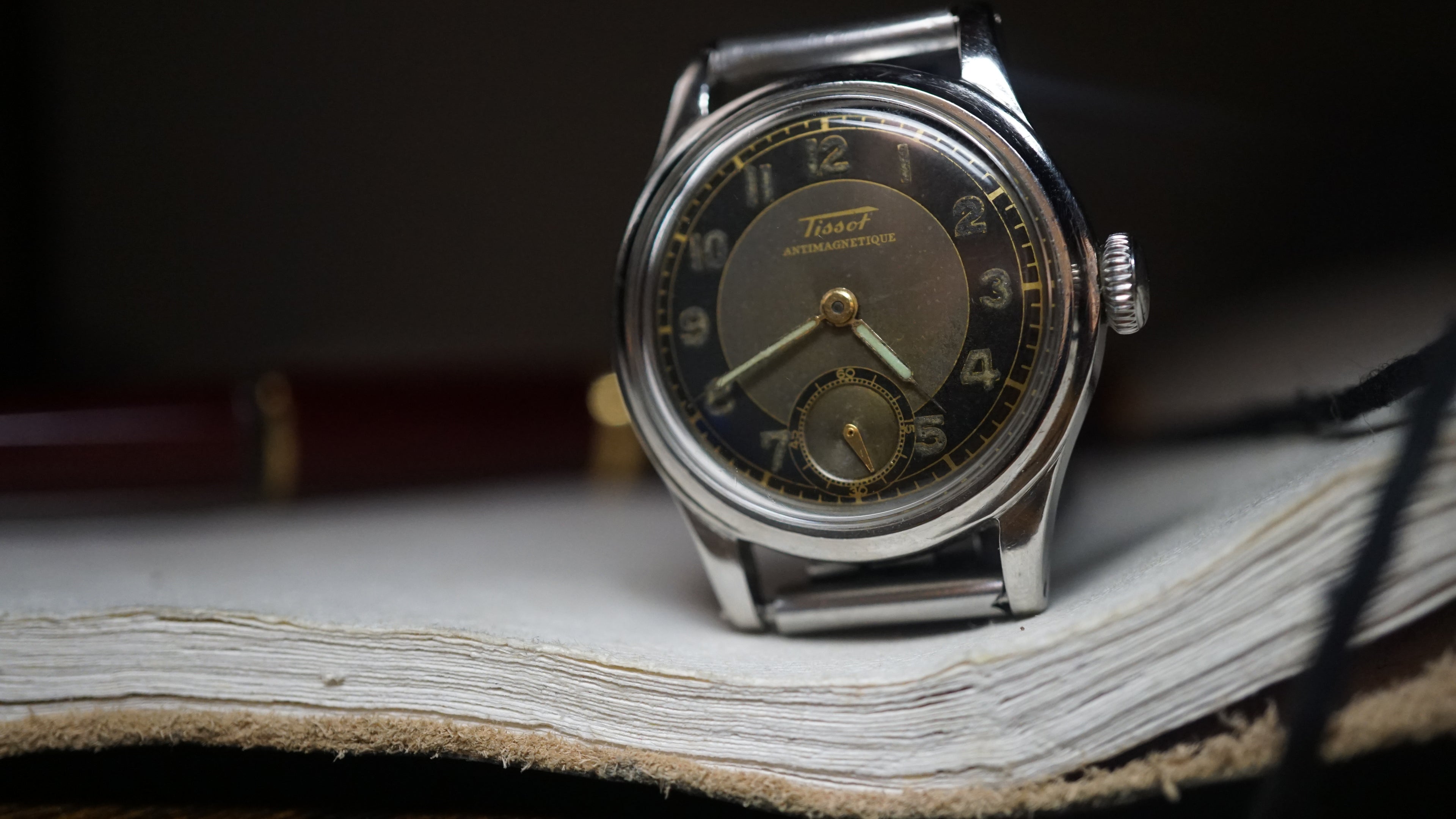 issot Antimagnetique "Bullseye" – Ref. 242 – Calibre 205 – Circa 1940s Fama Elegance