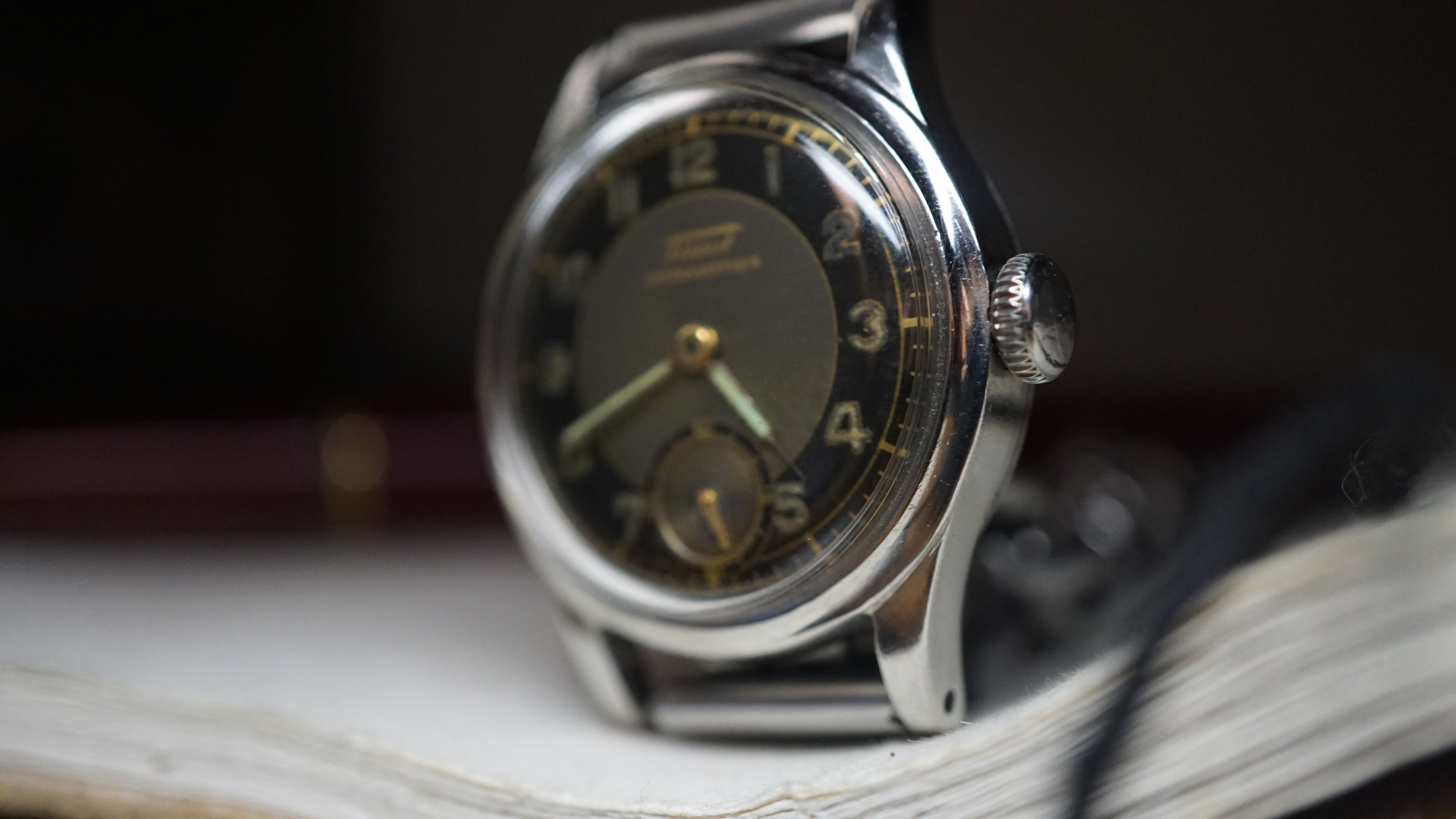 issot Antimagnetique "Bullseye" – Ref. 242 – Calibre 205 – Circa 1940s Fama Elegance