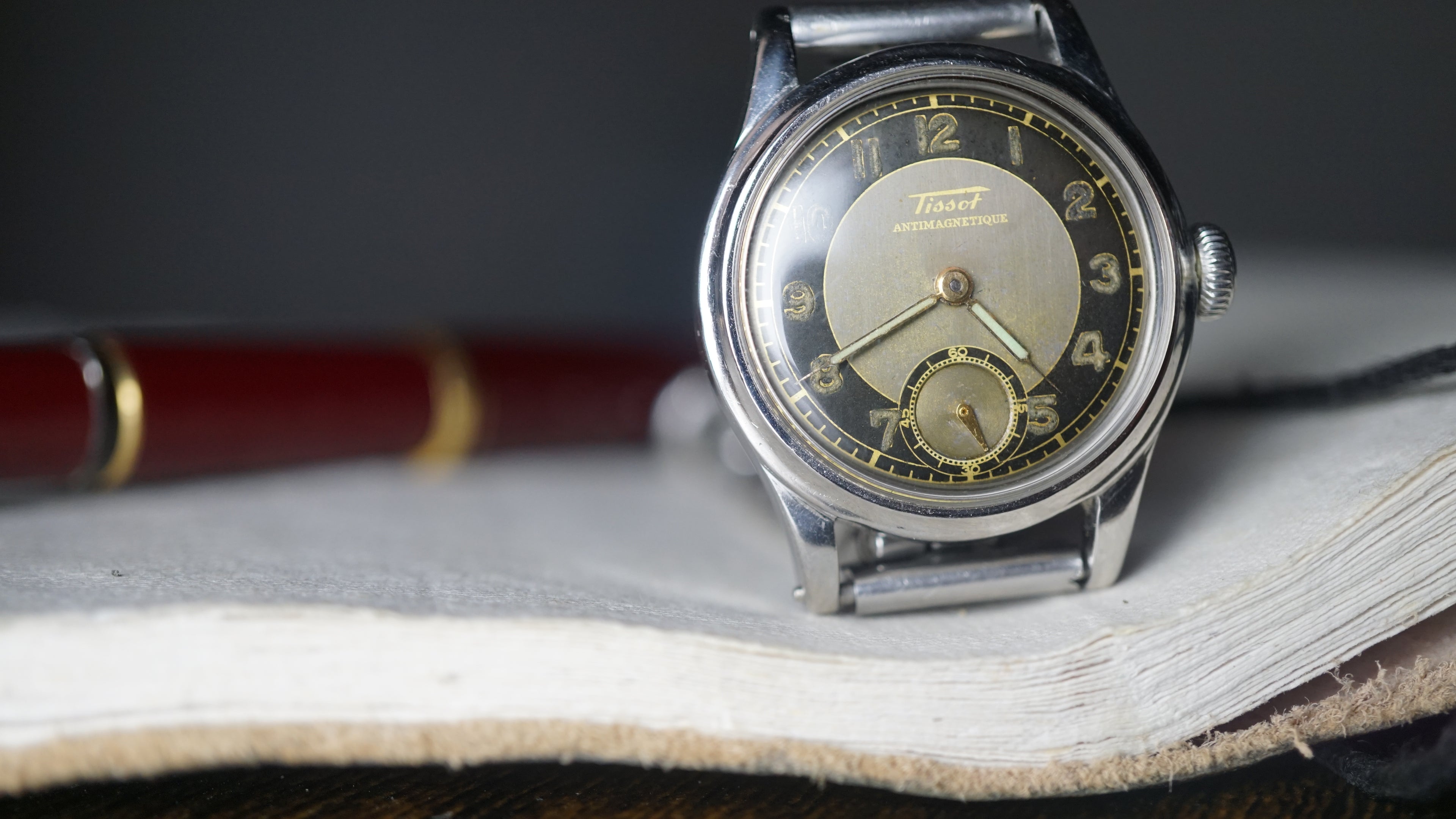 issot Antimagnetique "Bullseye" – Ref. 242 – Calibre 205 – Circa 1940s Fama Elegance