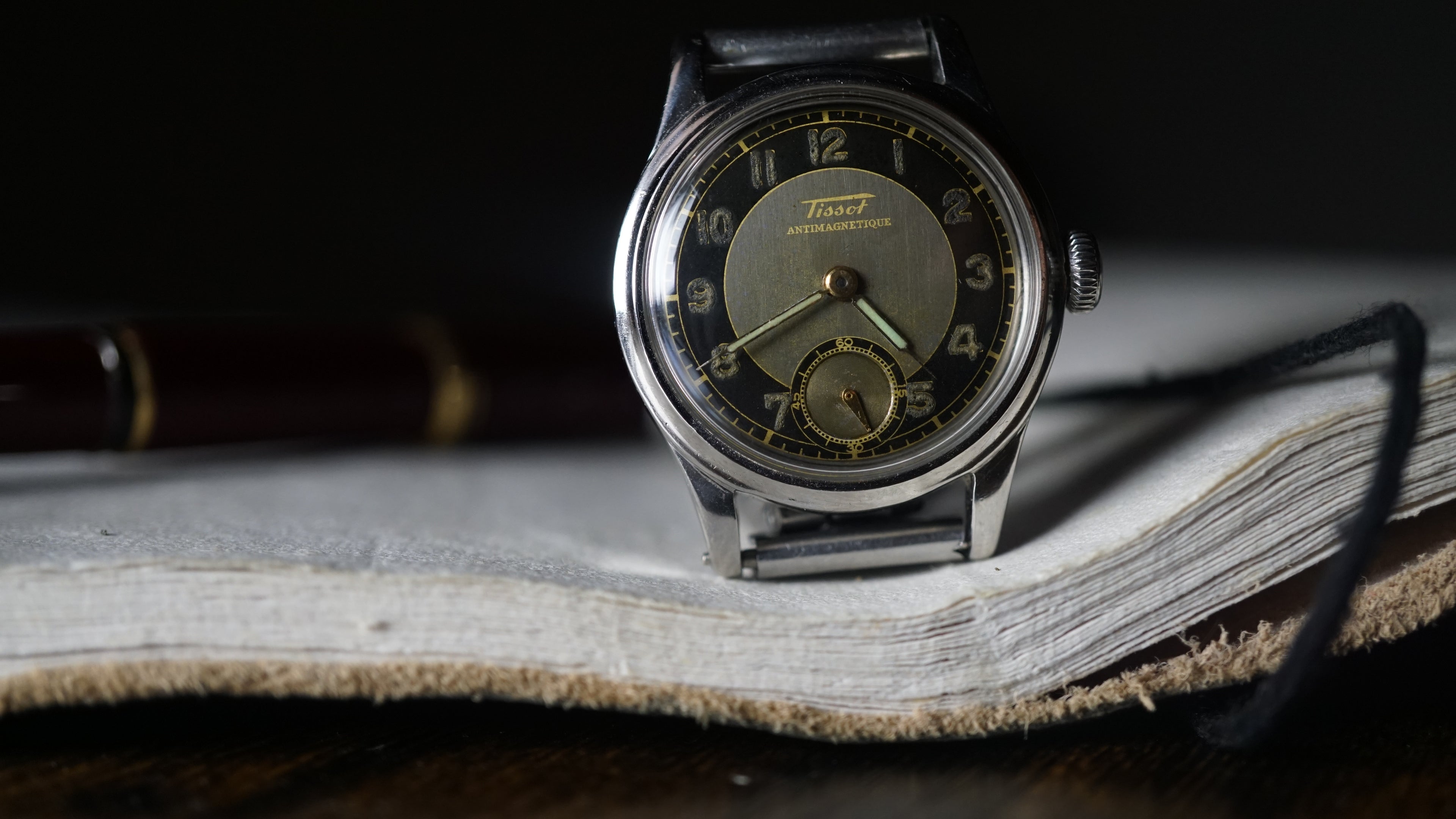 issot Antimagnetique "Bullseye" – Ref. 242 – Calibre 205 – Circa 1940s Fama Elegance