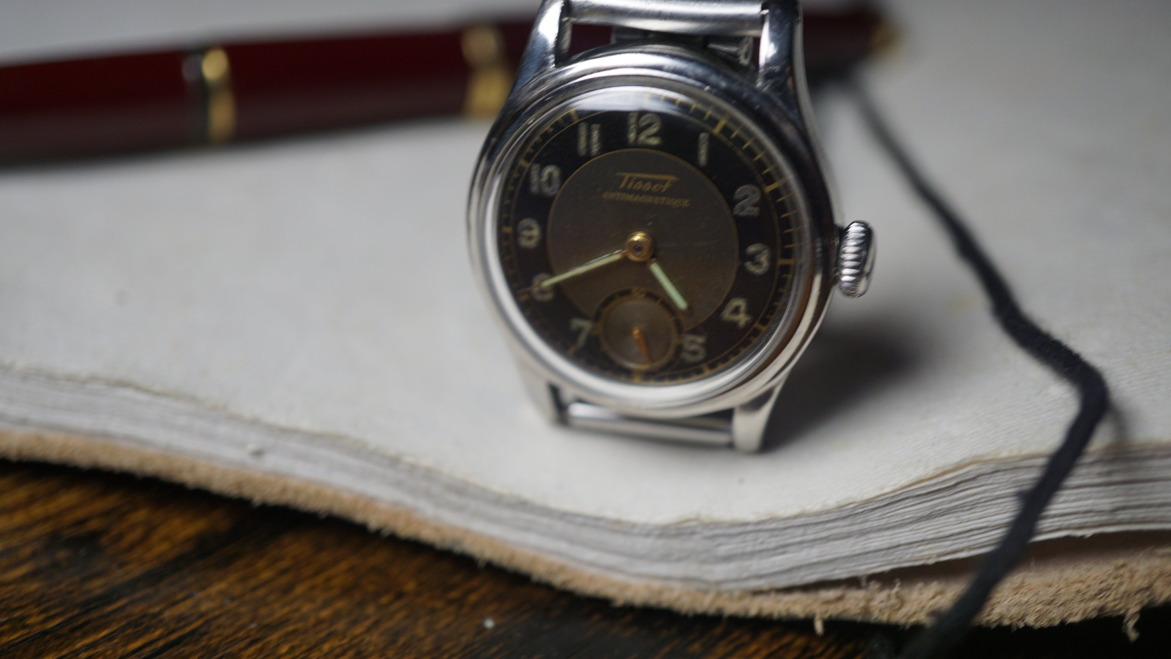 issot Antimagnetique "Bullseye" – Ref. 242 – Calibre 205 – Circa 1940s Fama Elegance