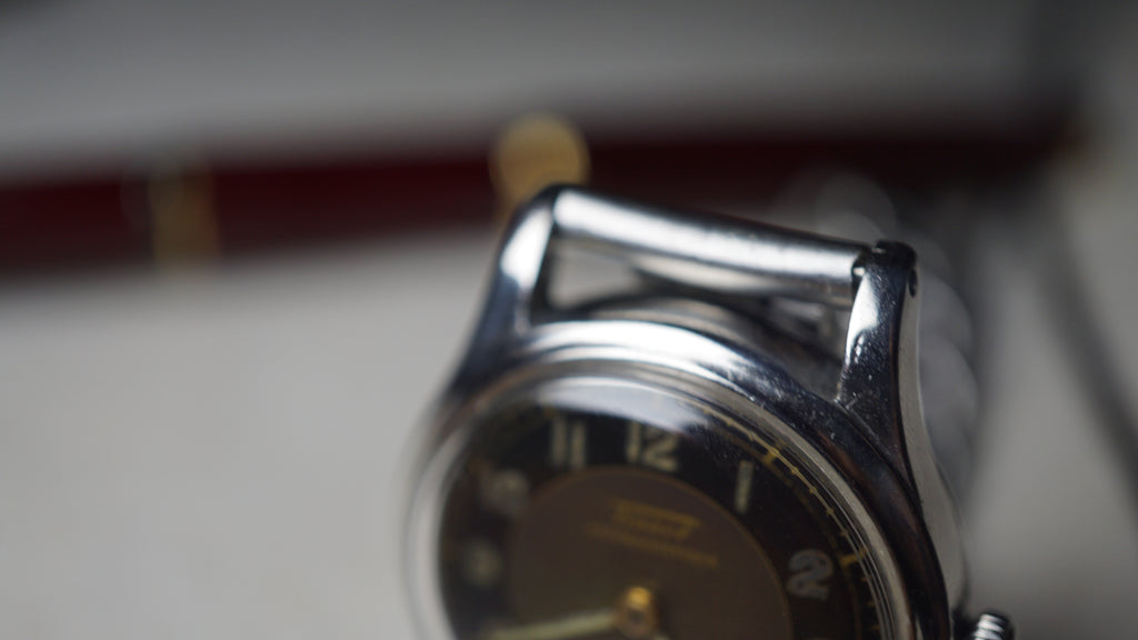 issot Antimagnetique "Bullseye" – Ref. 242 – Calibre 205 – Circa 1940s Fama Elegance
