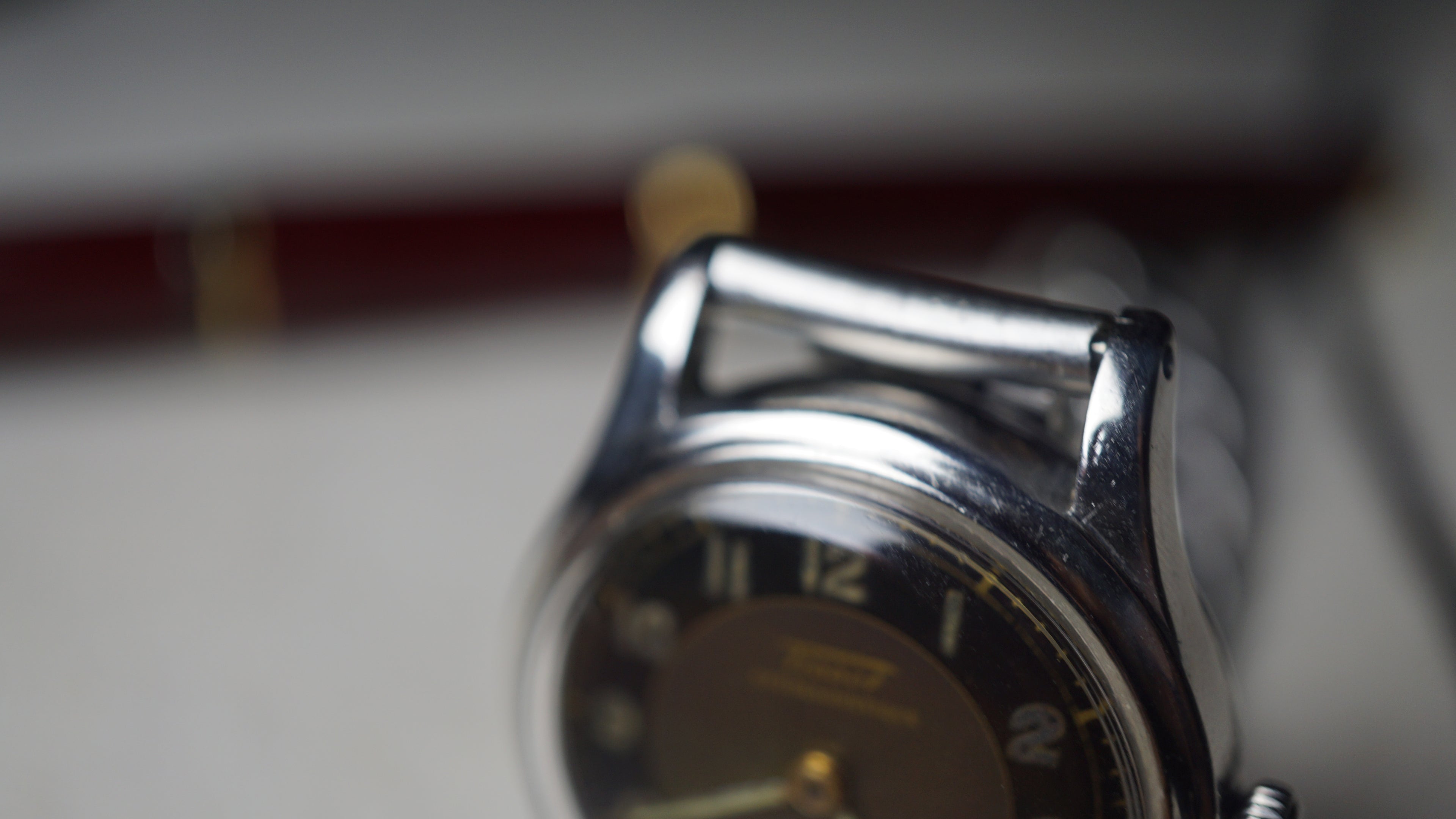 issot Antimagnetique "Bullseye" – Ref. 242 – Calibre 205 – Circa 1940s Fama Elegance