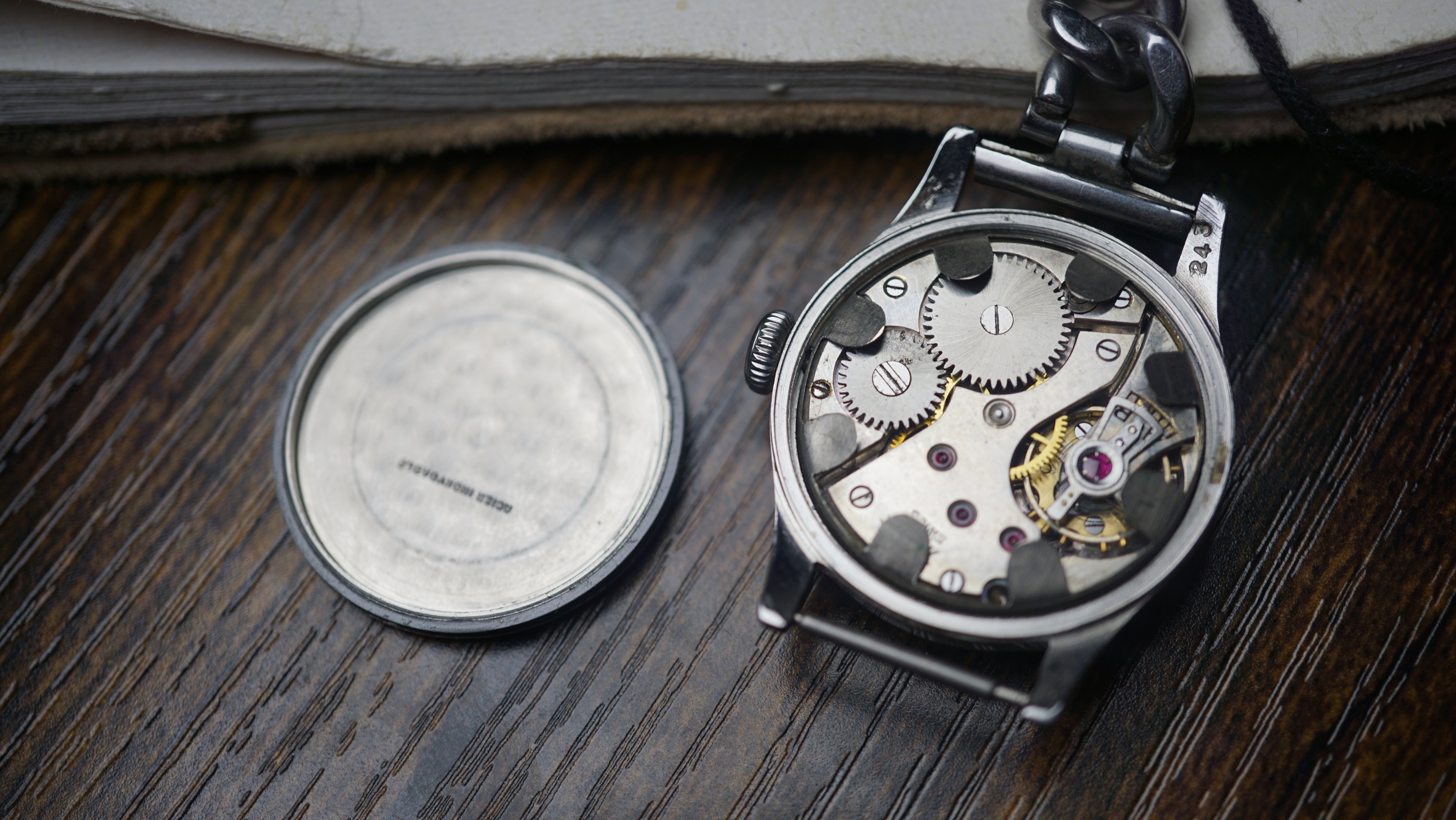 issot Antimagnetique "Bullseye" – Ref. 242 – Calibre 205 – Circa 1940s Fama Elegance