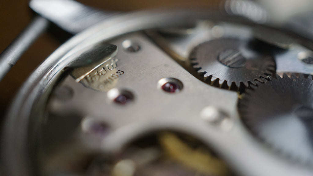 issot Antimagnetique "Bullseye" – Ref. 242 – Calibre 205 – Circa 1940s Fama Elegance