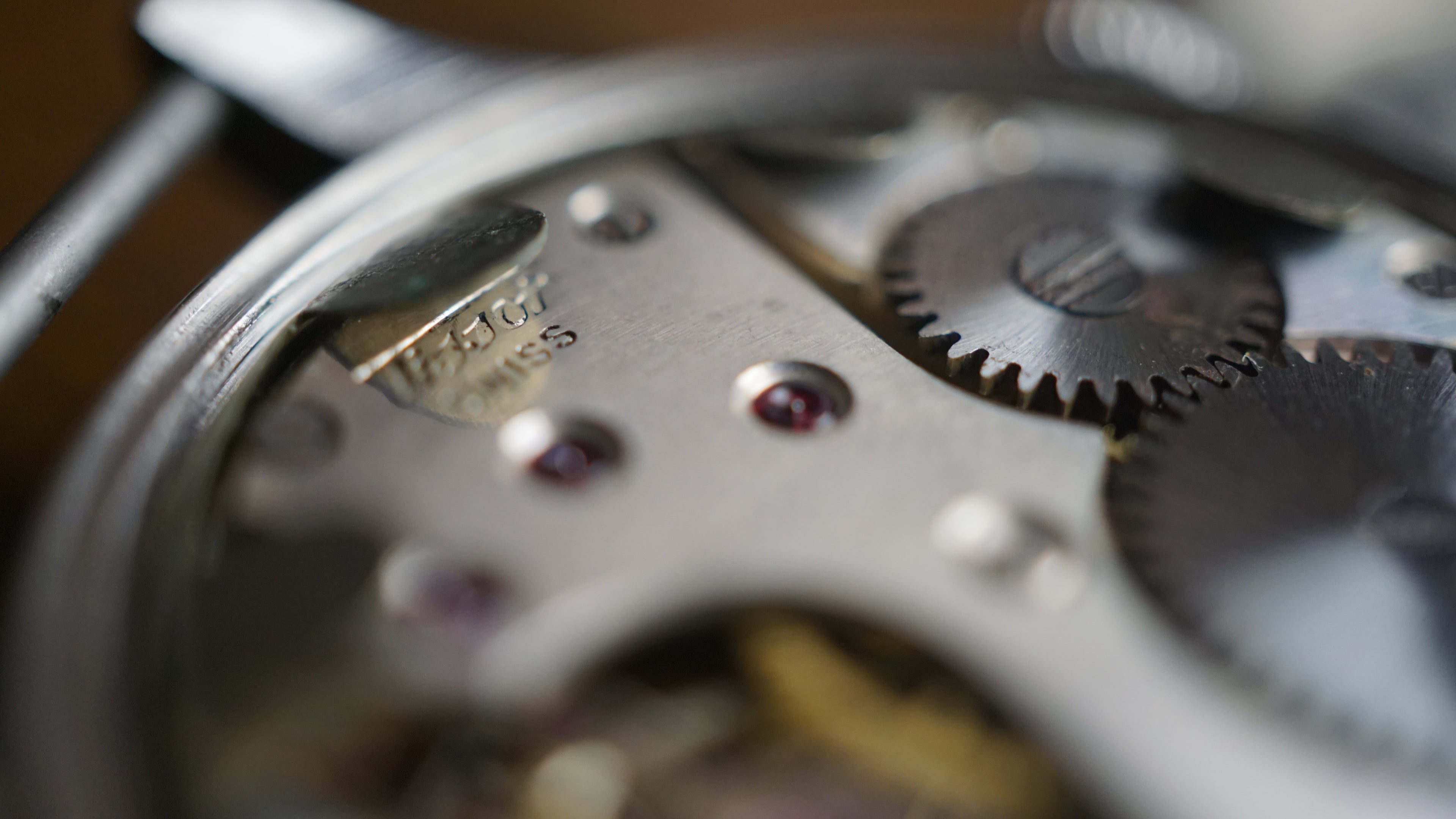 issot Antimagnetique "Bullseye" – Ref. 242 – Calibre 205 – Circa 1940s Fama Elegance