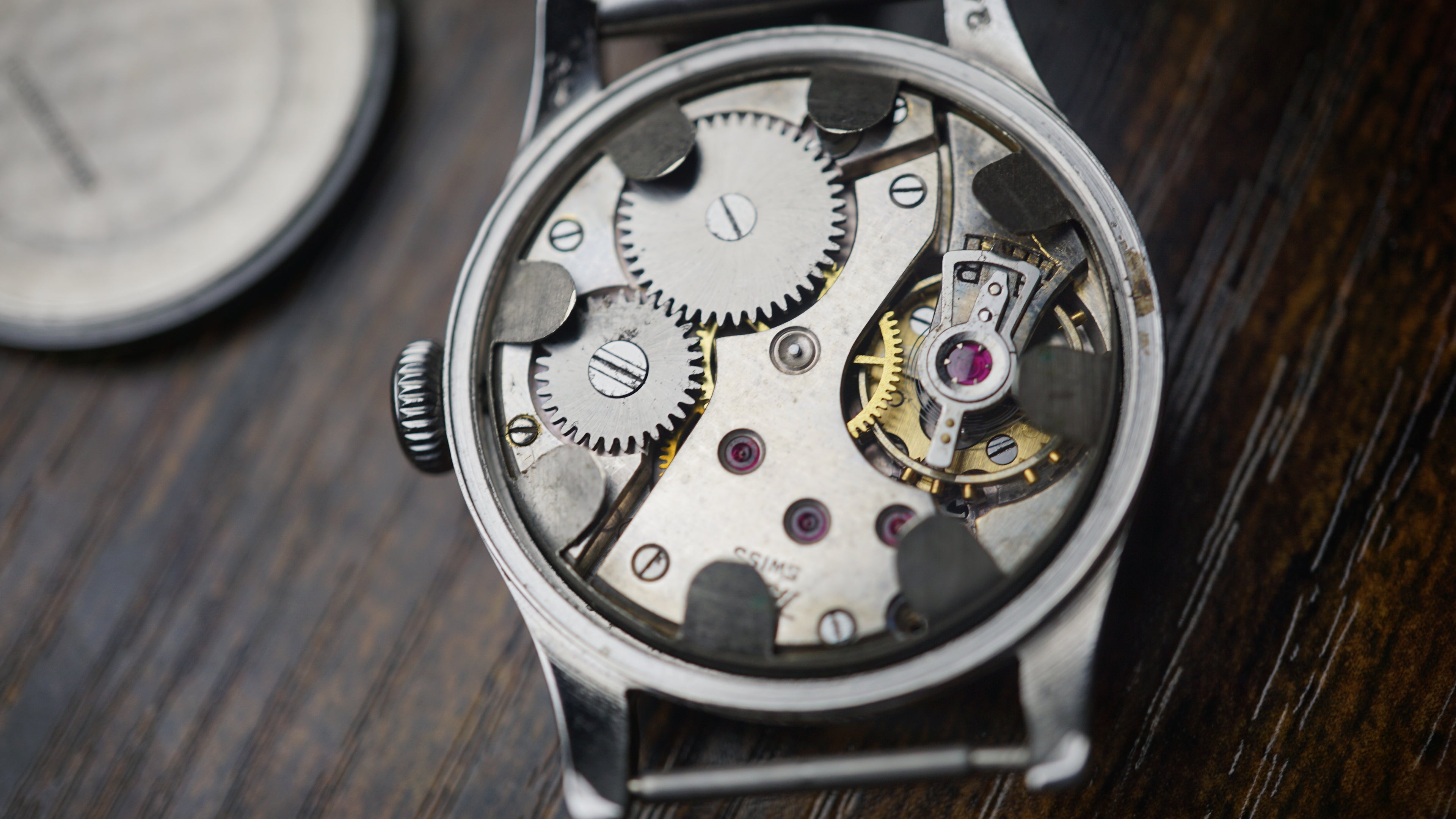 issot Antimagnetique "Bullseye" – Ref. 242 – Calibre 205 – Circa 1940s Fama Elegance