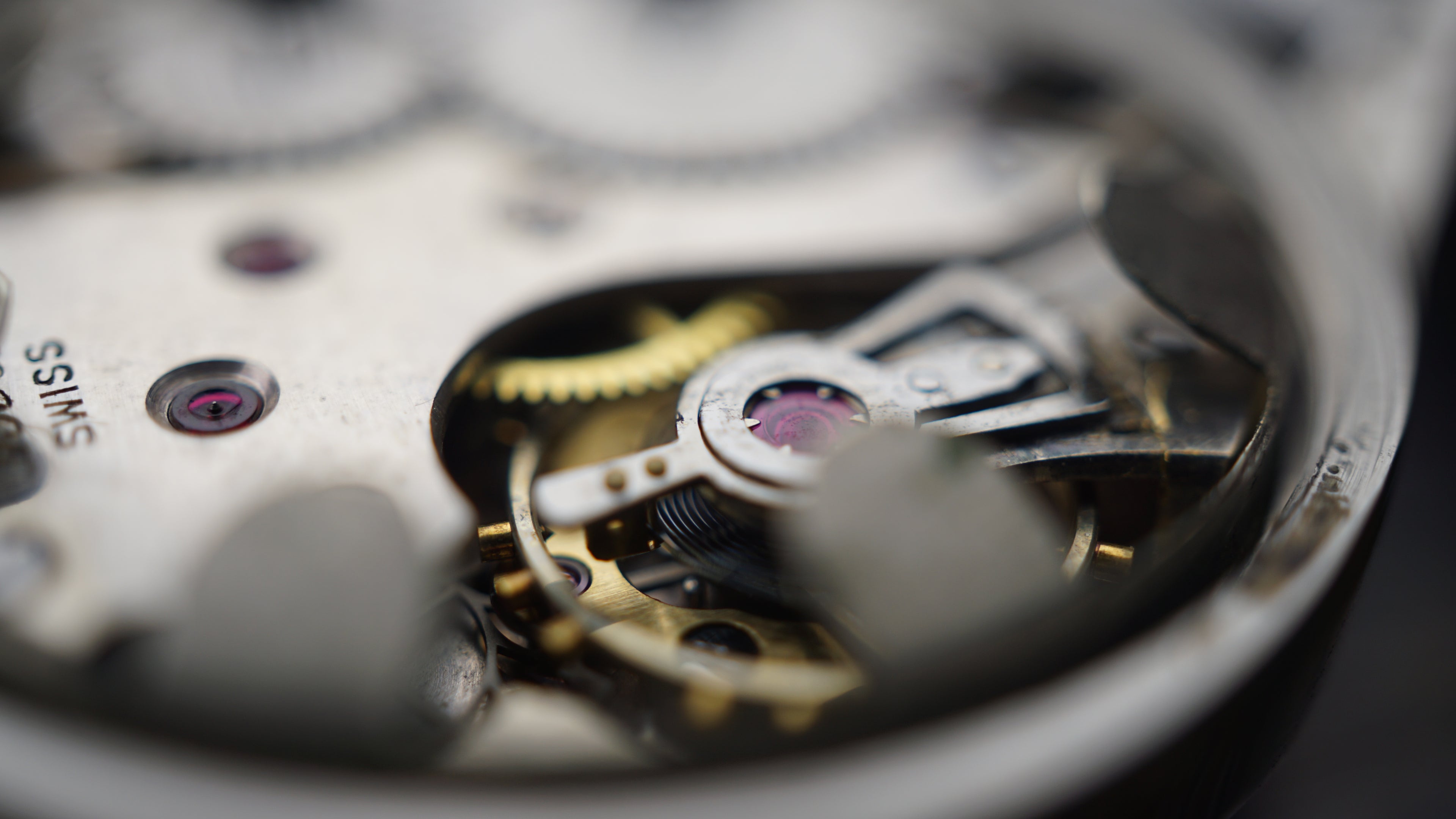 issot Antimagnetique "Bullseye" – Ref. 242 – Calibre 205 – Circa 1940s Fama Elegance