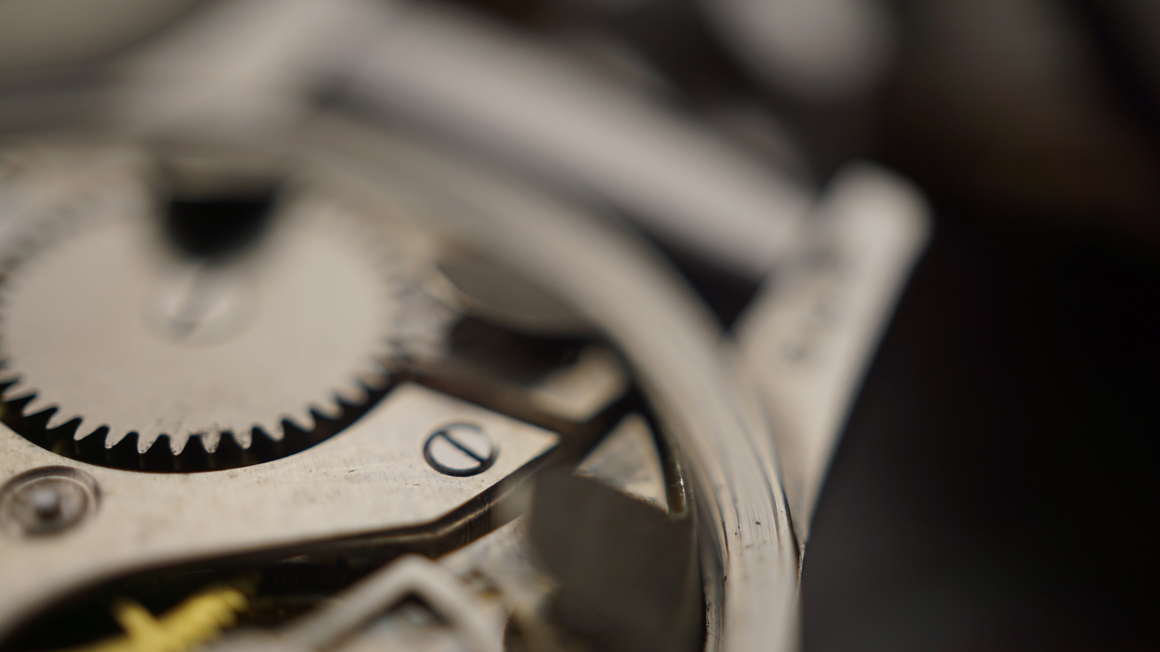issot Antimagnetique "Bullseye" – Ref. 242 – Calibre 205 – Circa 1940s Fama Elegance