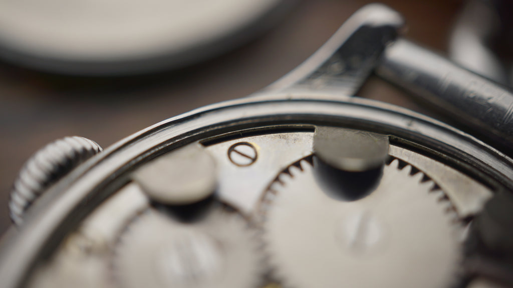 issot Antimagnetique "Bullseye" – Ref. 242 – Calibre 205 – Circa 1940s Fama Elegance