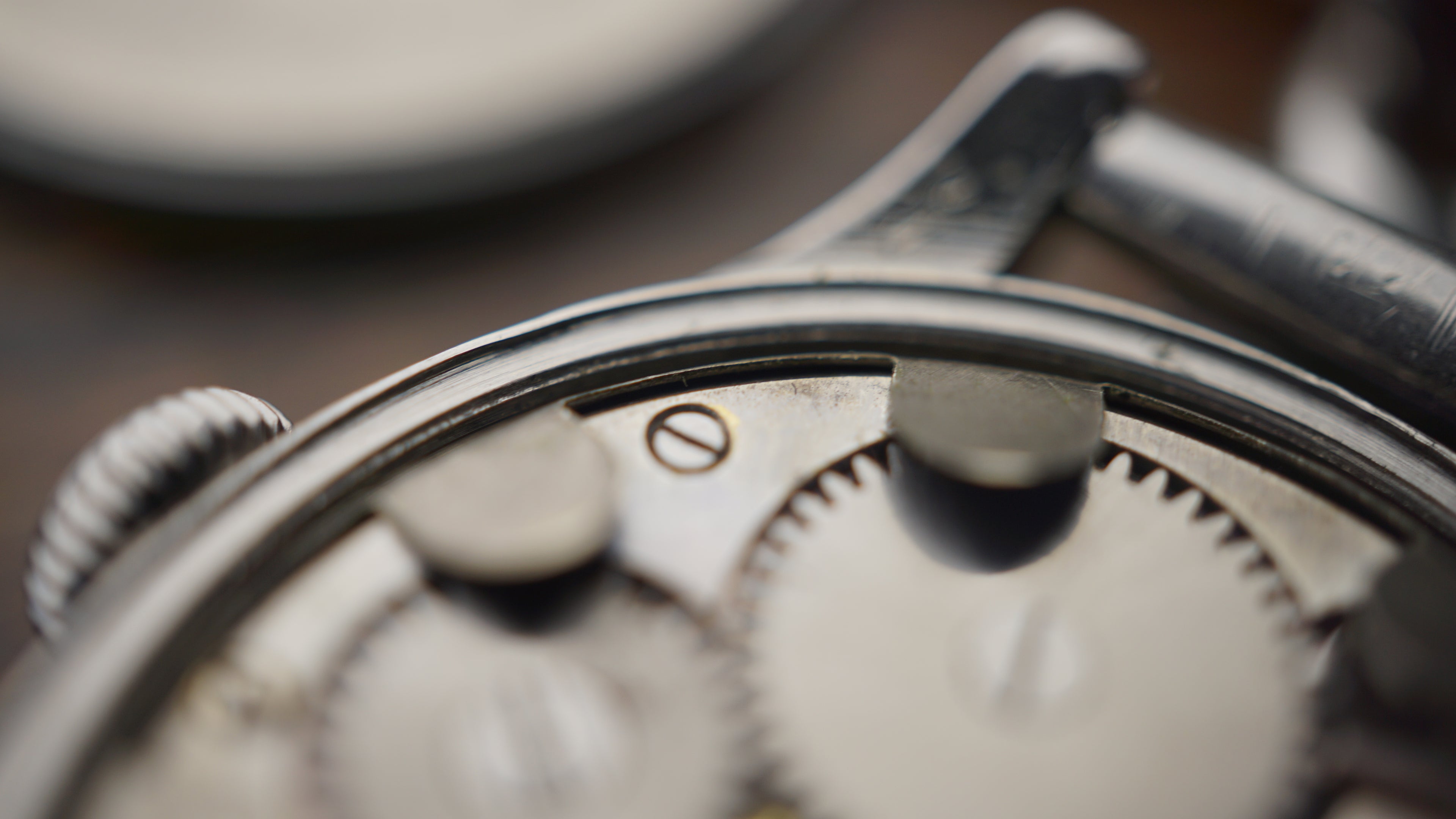 issot Antimagnetique "Bullseye" – Ref. 242 – Calibre 205 – Circa 1940s Fama Elegance