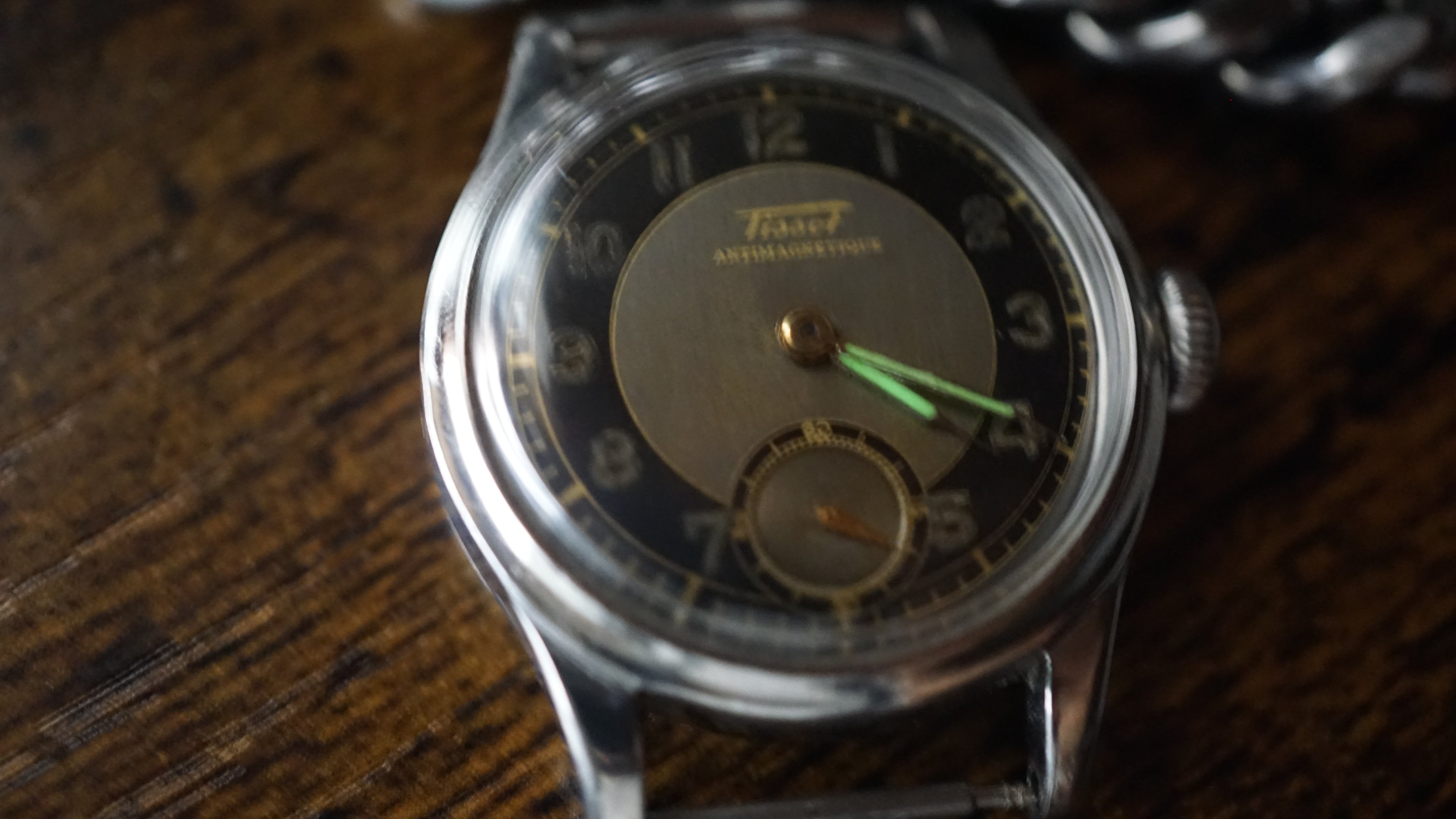 issot Antimagnetique "Bullseye" – Ref. 242 – Calibre 205 – Circa 1940s Fama Elegance