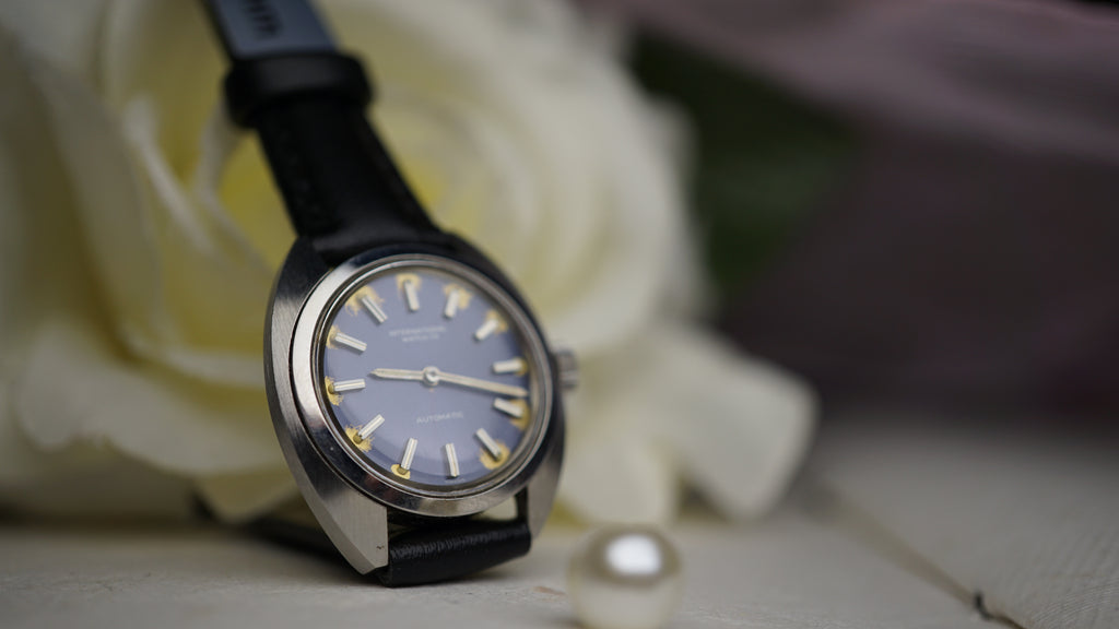 IWC International Watch Co. Ref. R 4406 — Automatic | 26 mm | Circa 1970 woman Fama Elegance