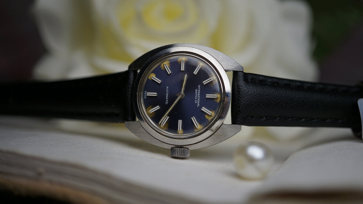 IWC International Watch Co. Ref. R 4406 — Automatic | 26 mm | Circa 1970 woman Fama Elegance