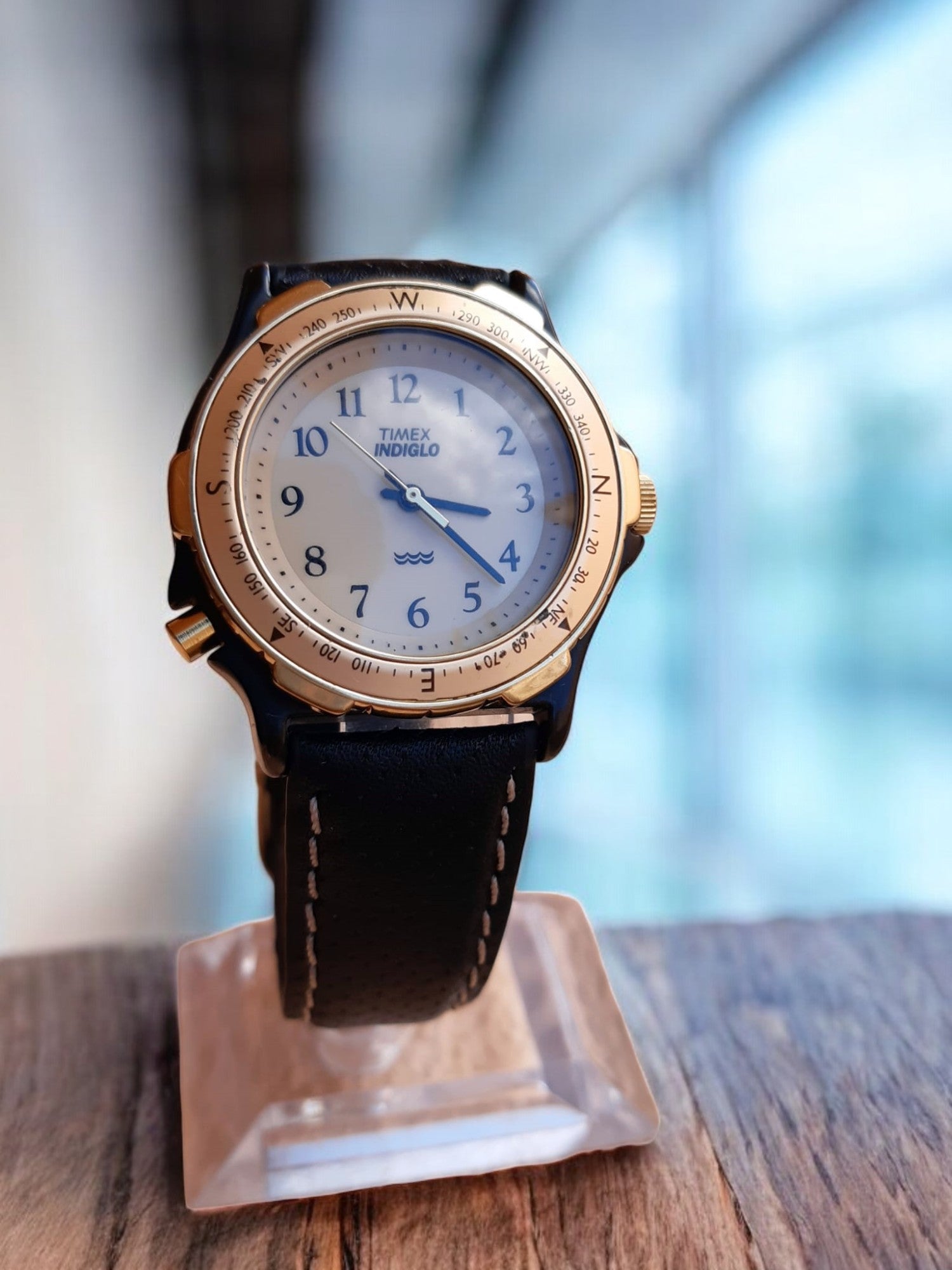 Timex Indiglo – Elegância e Resistência em um Só Relógio compass
